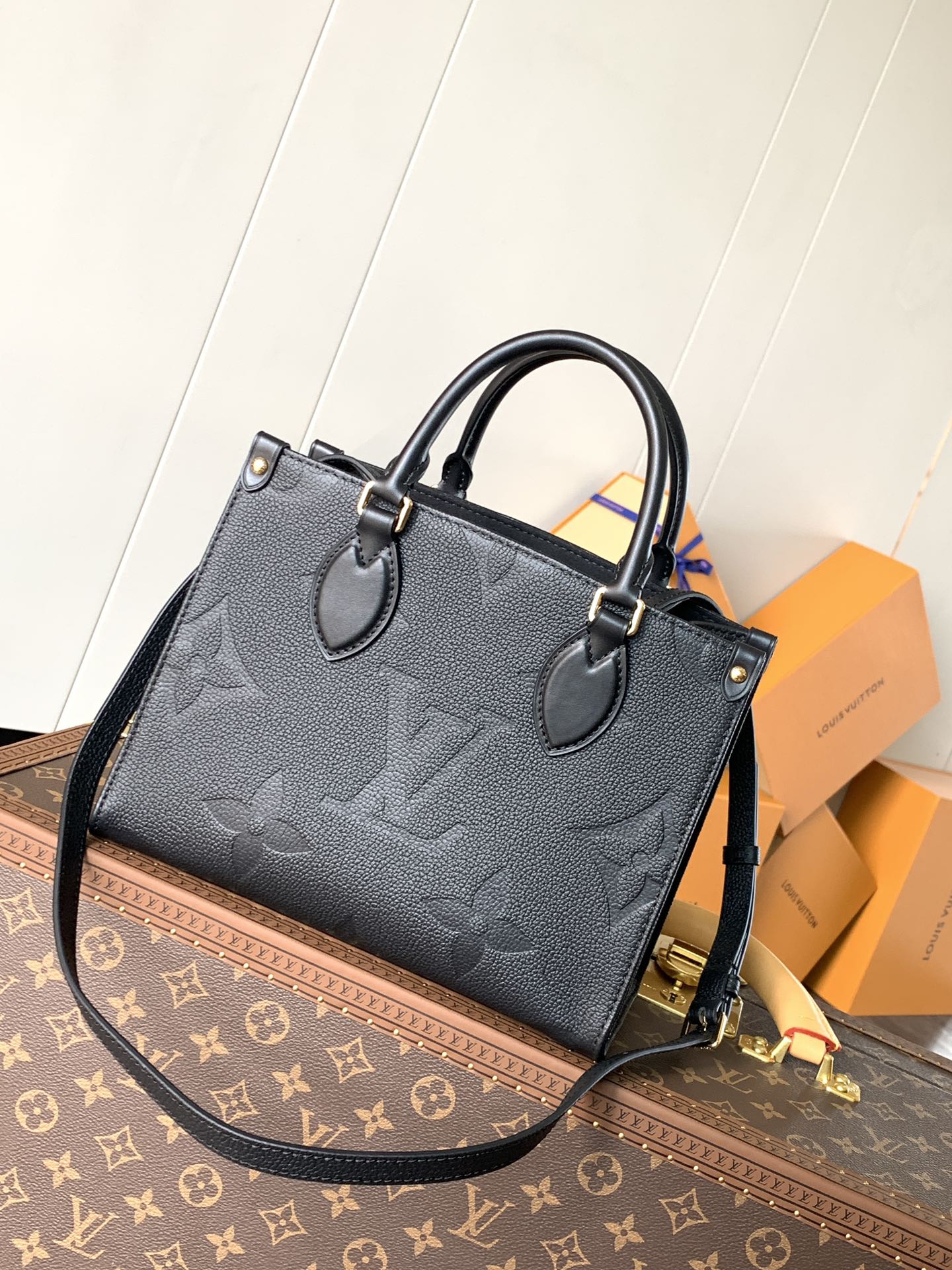 Variable Code Chip LV M45653 blackOnTheGo Tote package. Monogram pattern cowhide. Mommy bag small bb size, long handle