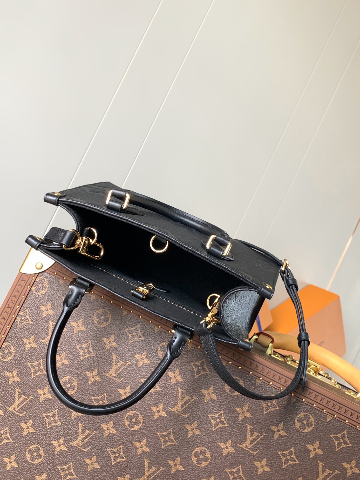 Variable Code Chip LV M45653 blackOnTheGo Tote package. Monogram pattern cowhide. Mommy bag small bb size, long handle