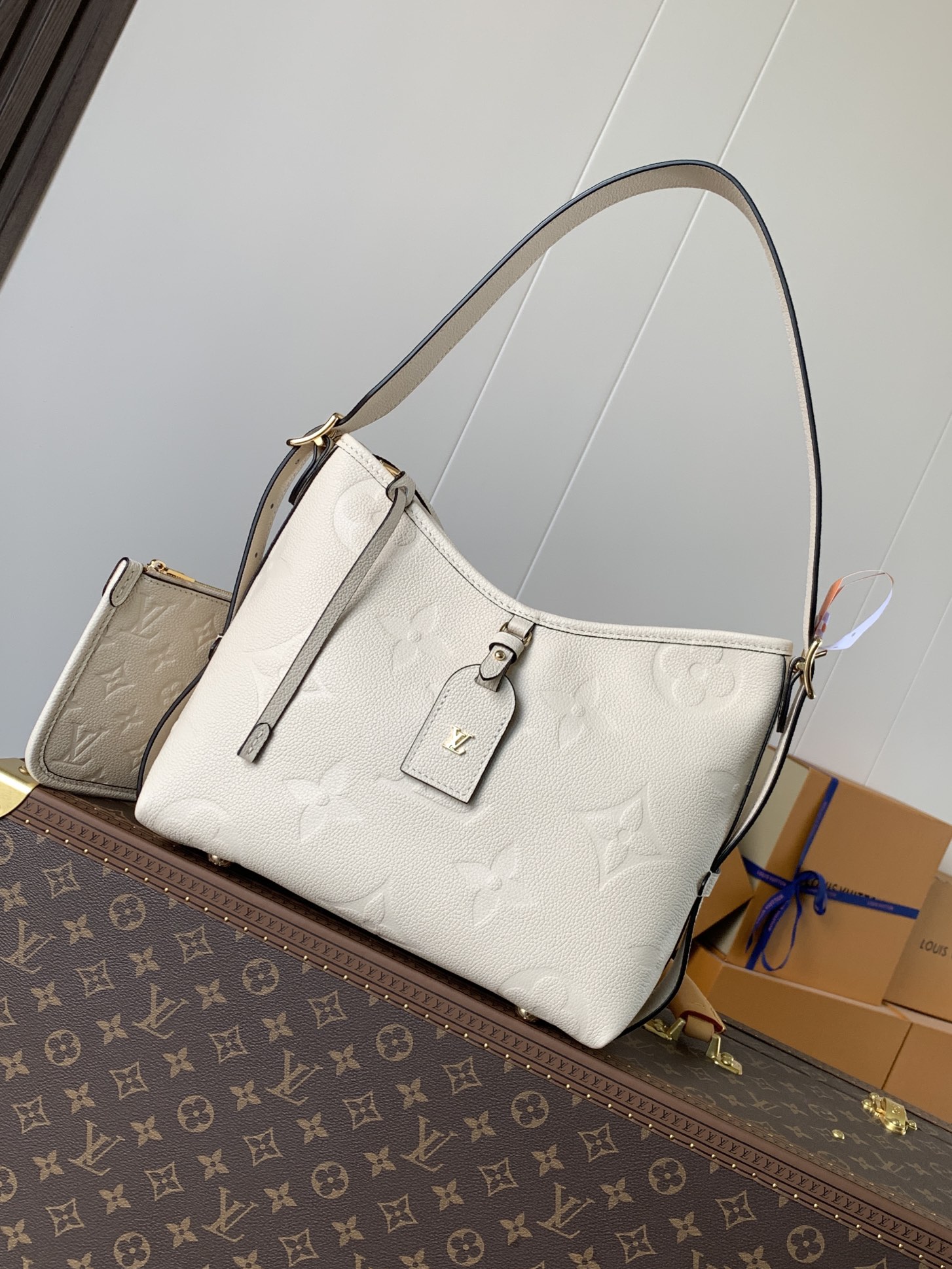 Variable Code Chip LV M46293 WhiteCarryAll small handbag. Monogram Empreinte embossed leather. Detachable zipper bag