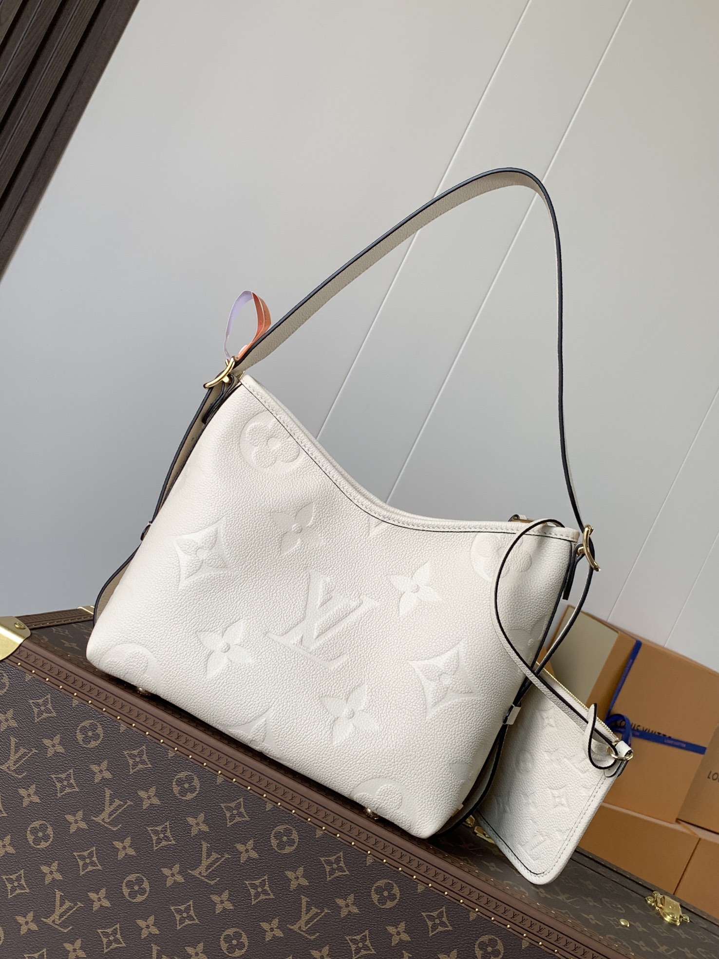 Variable Code Chip LV M46293 WhiteCarryAll small handbag. Monogram Empreinte embossed leather. Detachable zipper bag