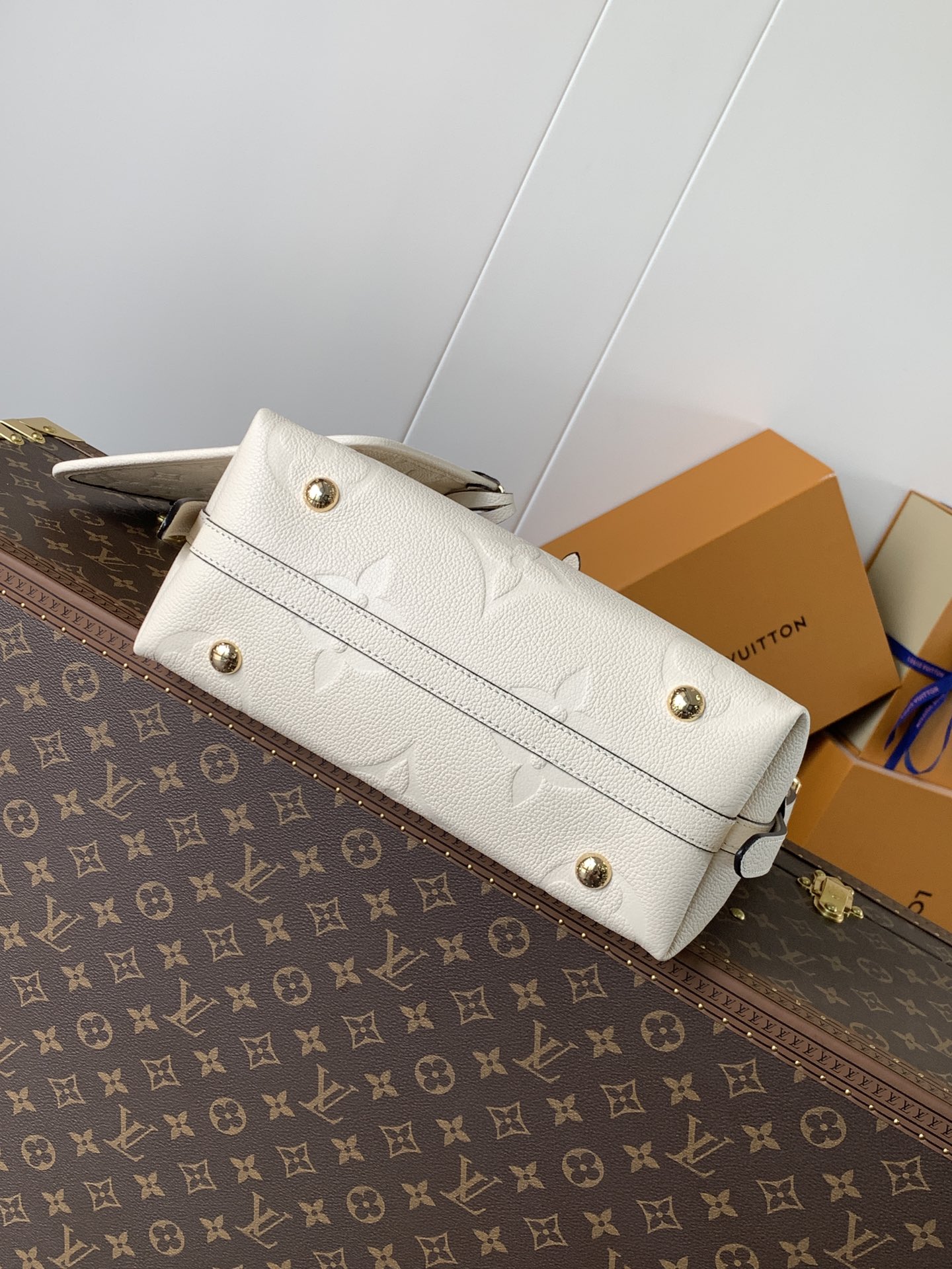 Variable Code Chip LV M46293 WhiteCarryAll small handbag. Monogram Empreinte embossed leather. Detachable zipper bag