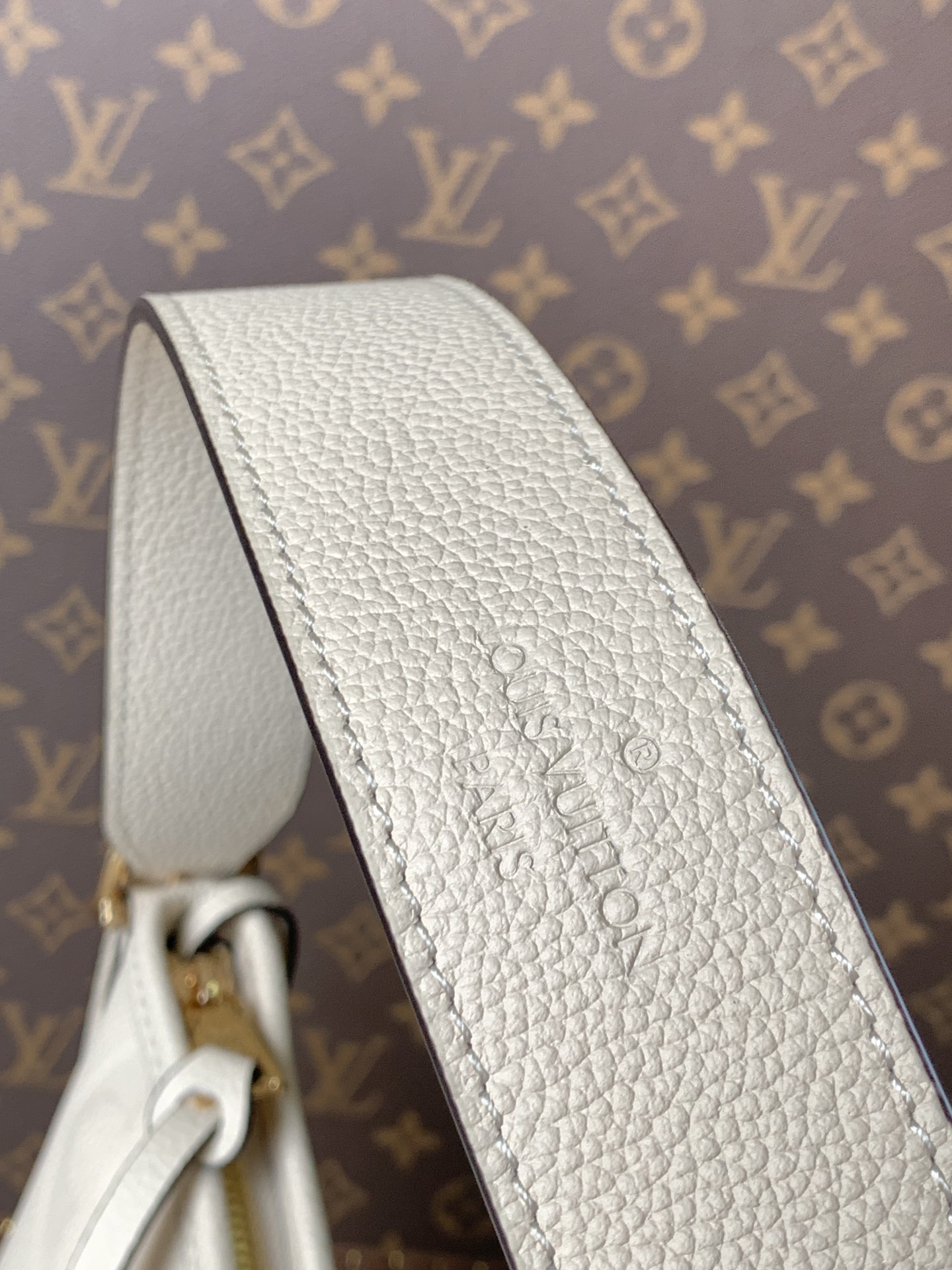 Variable Code Chip LV M46293 WhiteCarryAll small handbag. Monogram Empreinte embossed leather. Detachable zipper bag