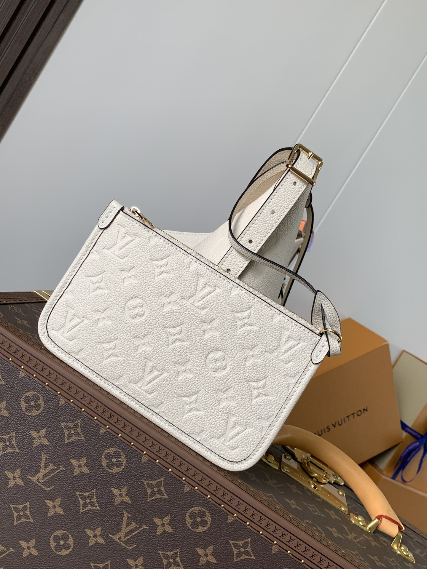 Variable Code Chip LV M46293 WhiteCarryAll small handbag. Monogram Empreinte embossed leather. Detachable zipper bag