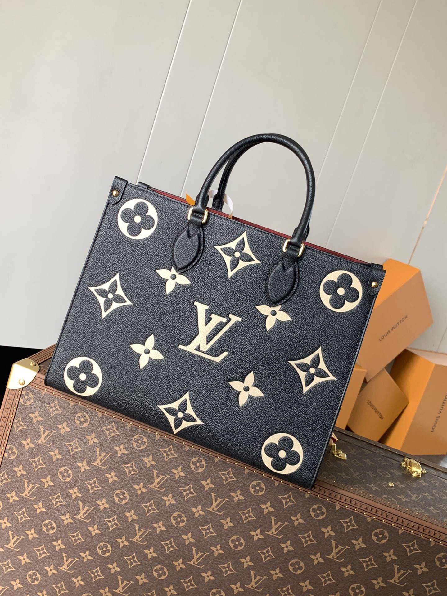 Variable Code Chip LV M45495 Black embossed OnTheGo medium handbag. Monogram Empreinte leather. Rolled leather handle and long s