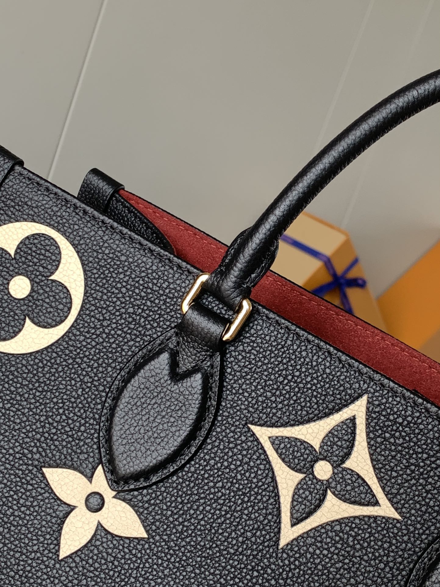 Variable Code Chip LV M45495 Black embossed OnTheGo medium handbag. Monogram Empreinte leather. Rolled leather handle and long s