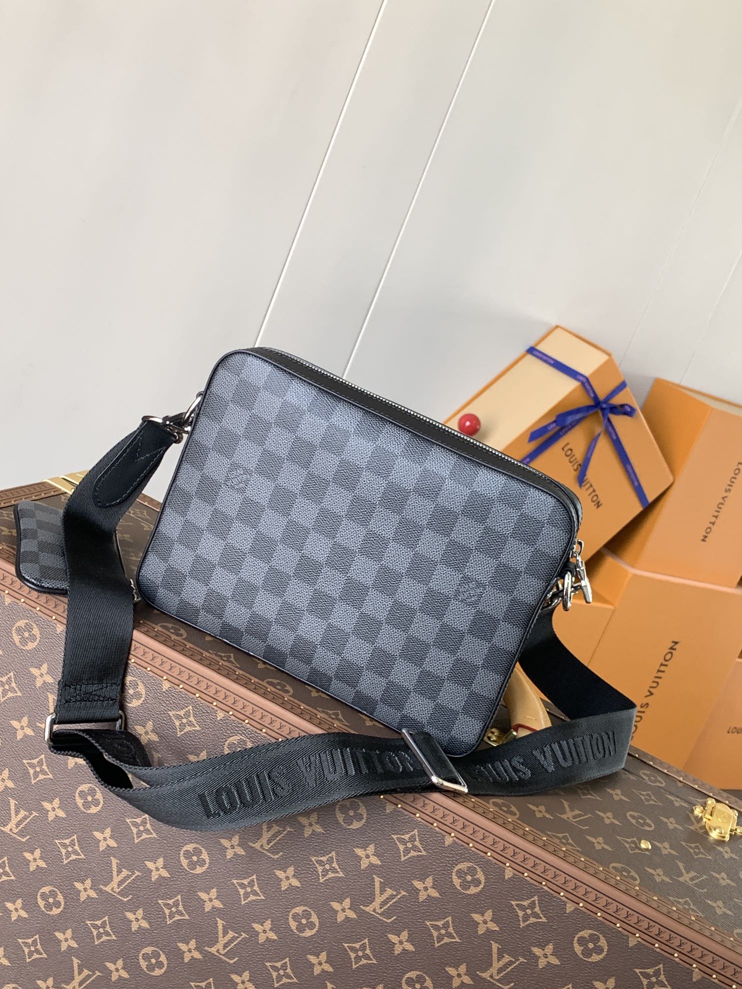 Variable Code Chip LV M40519 HaigTrio Messenger Damier graphite canvas Trio Messenger. The main bag is complemented by a separat