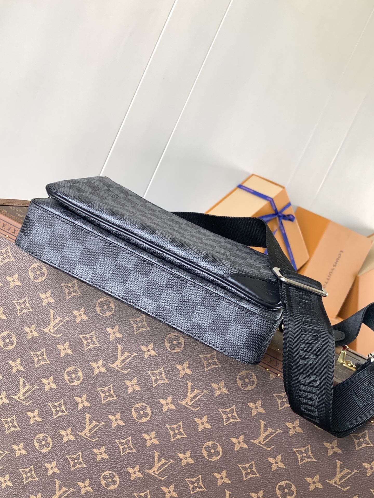 Variable Code Chip LV M40519 HaigTrio Messenger Damier graphite canvas Trio Messenger. The main bag is complemented by a separat