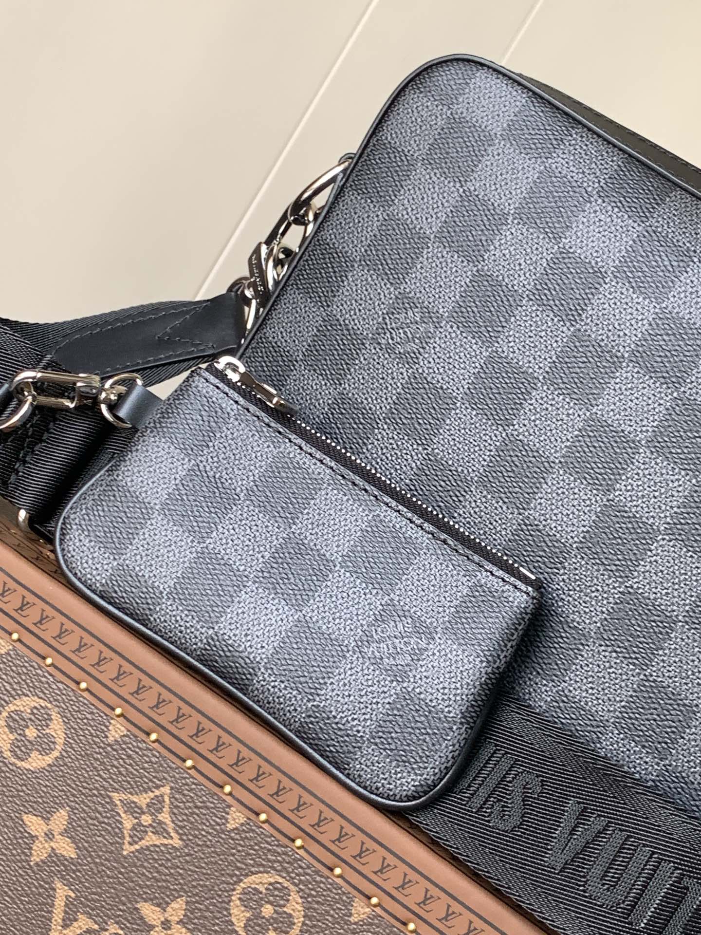 Variable Code Chip LV M40519 HaigTrio Messenger Damier graphite canvas Trio Messenger. The main bag is complemented by a separat