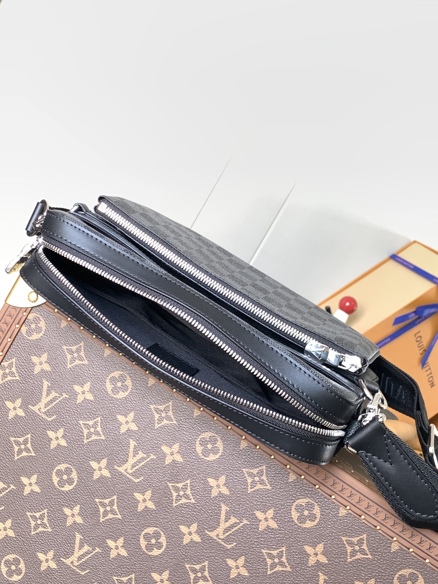 Variable Code Chip LV M40519 HaigTrio Messenger Damier graphite canvas Trio Messenger. The main bag is complemented by a separat