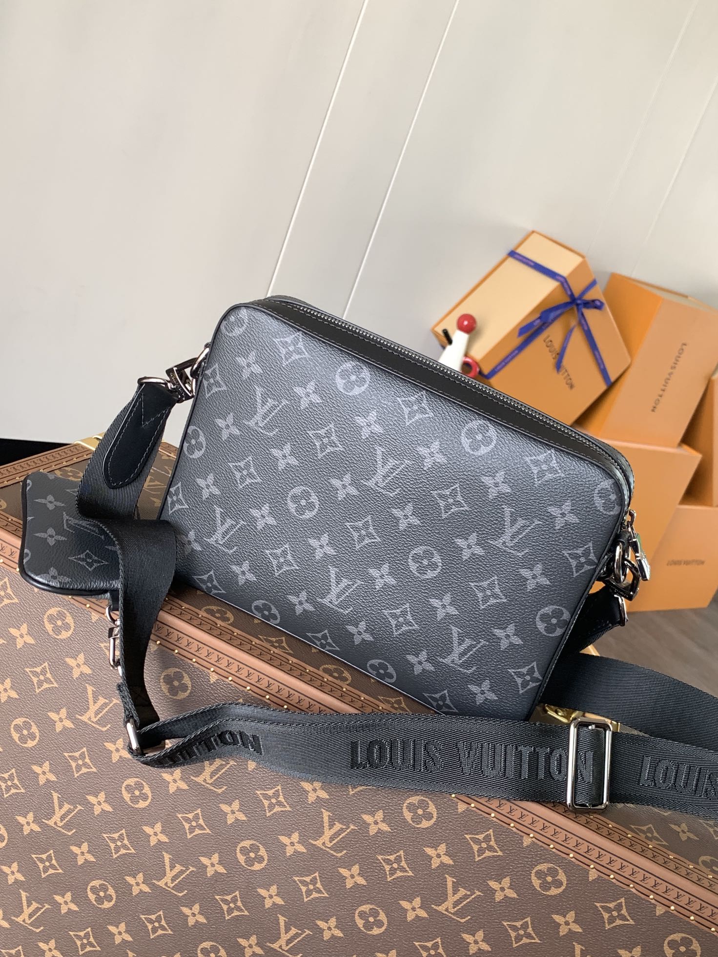 Variable Code Chip LV M69443 Black flower Trio Messenger Damier graphite canvas Trio Messenger. The main bag is complemented by 