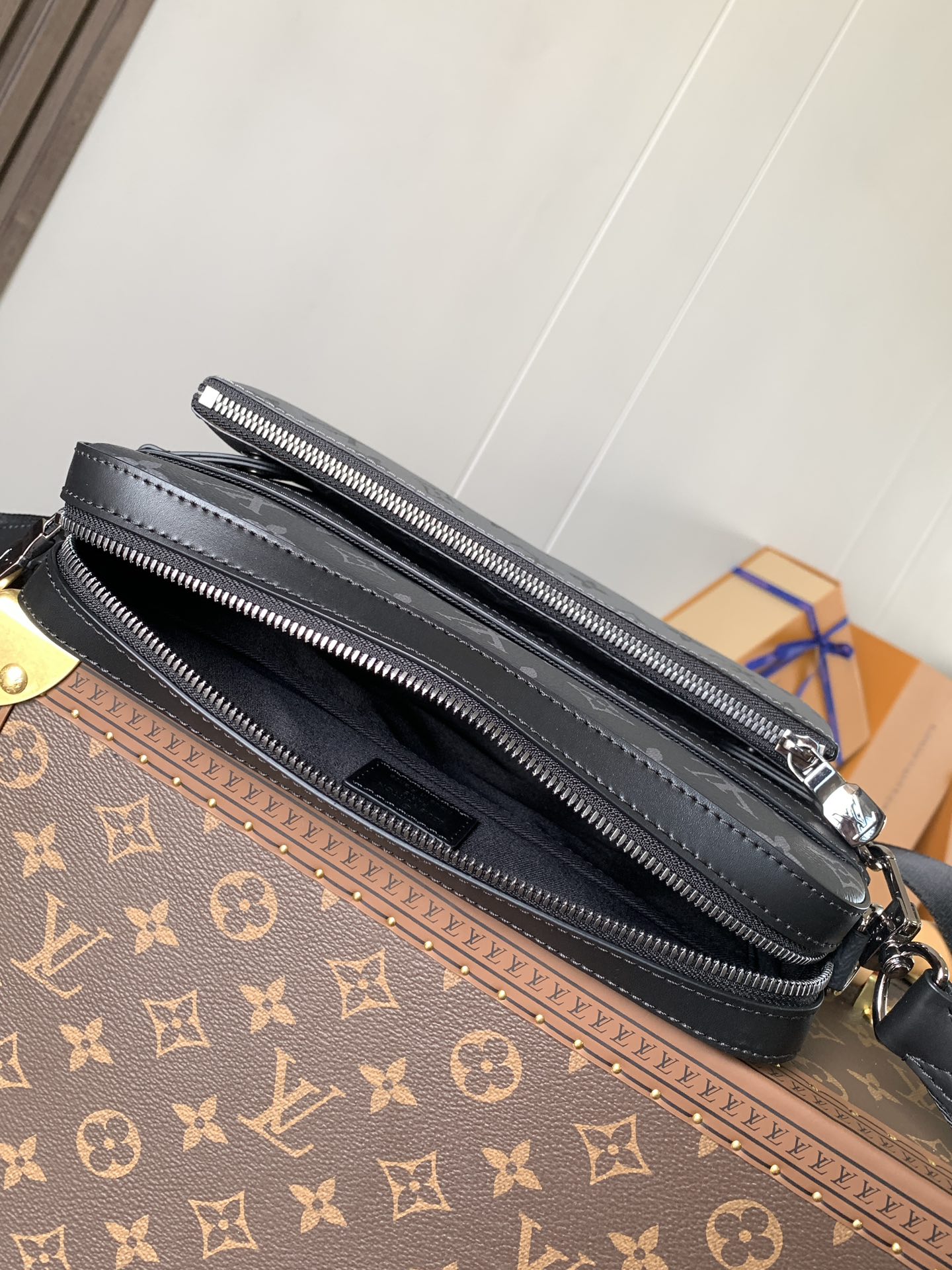 Variable Code Chip LV M69443 Black flower Trio Messenger Damier graphite canvas Trio Messenger. The main bag is complemented by 