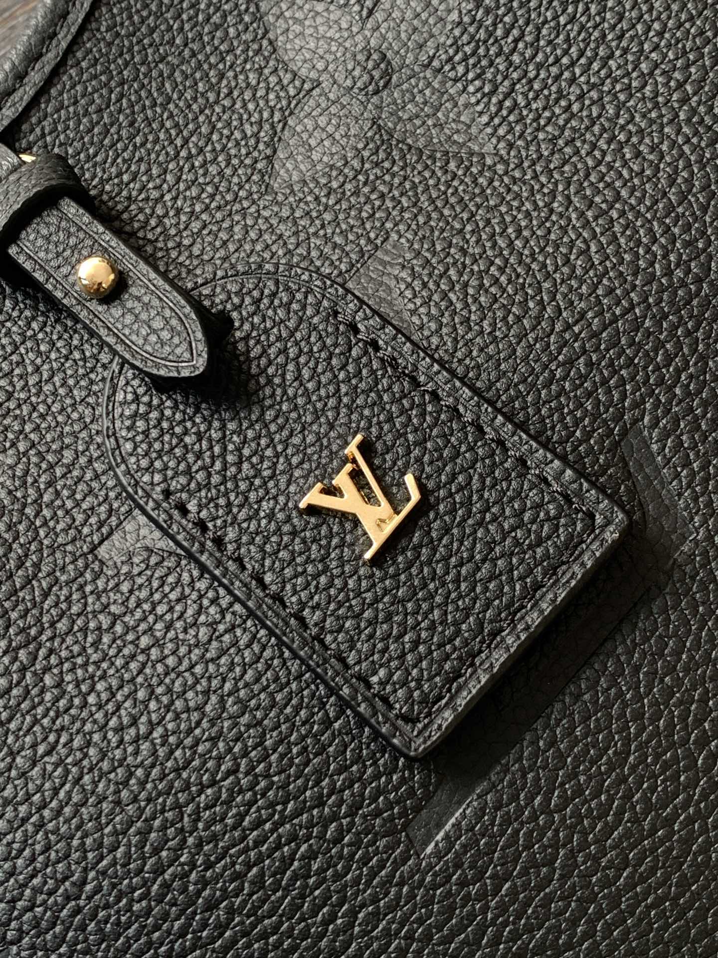 Variable Code Chip LV M46288 BlackCarryAll small handbag. Monogram Empreinte embossed leather. Detachable zipper bag