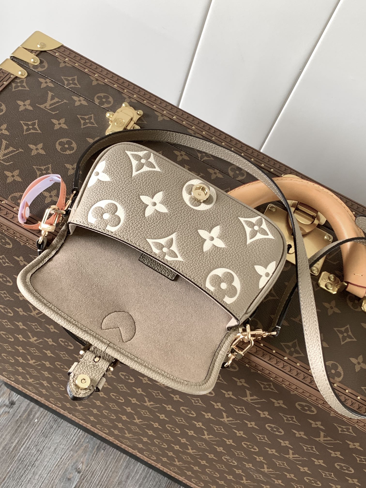 Variable Code Chip LV M83300 Apricot Nano Diane Handbag. Monogram Empreinte leather. Flap, magnetic buckle open and close