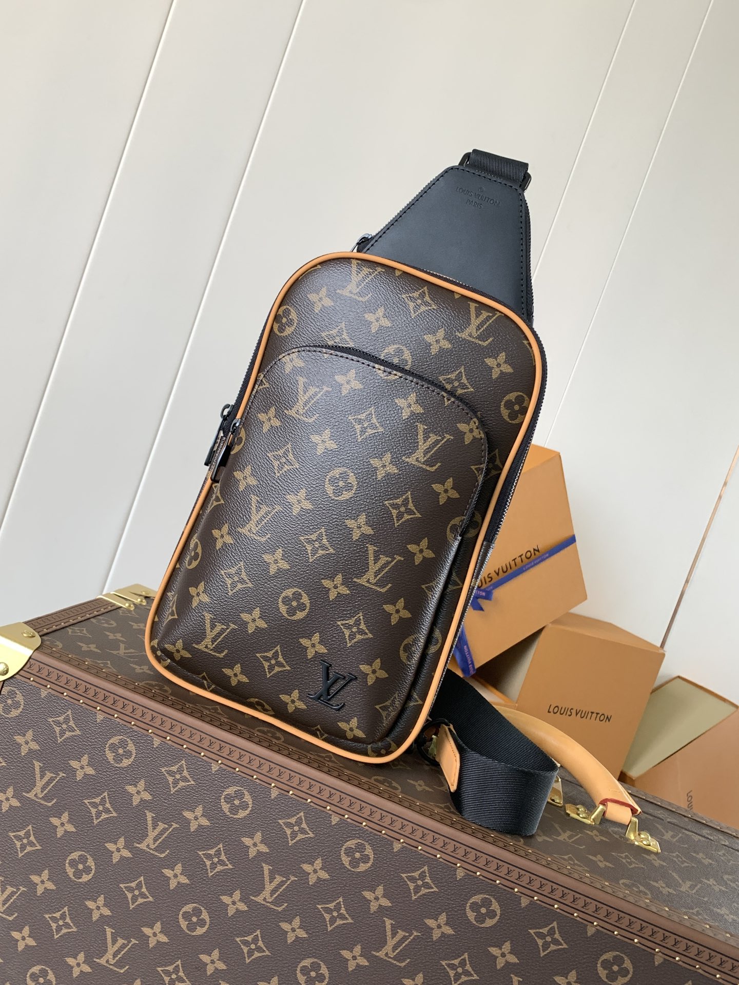 Variable Code Chip LV M47180 Avenue shoulder Bag. Monogram Macassar canvas and leather trim. Zipper front bag and top small zipp