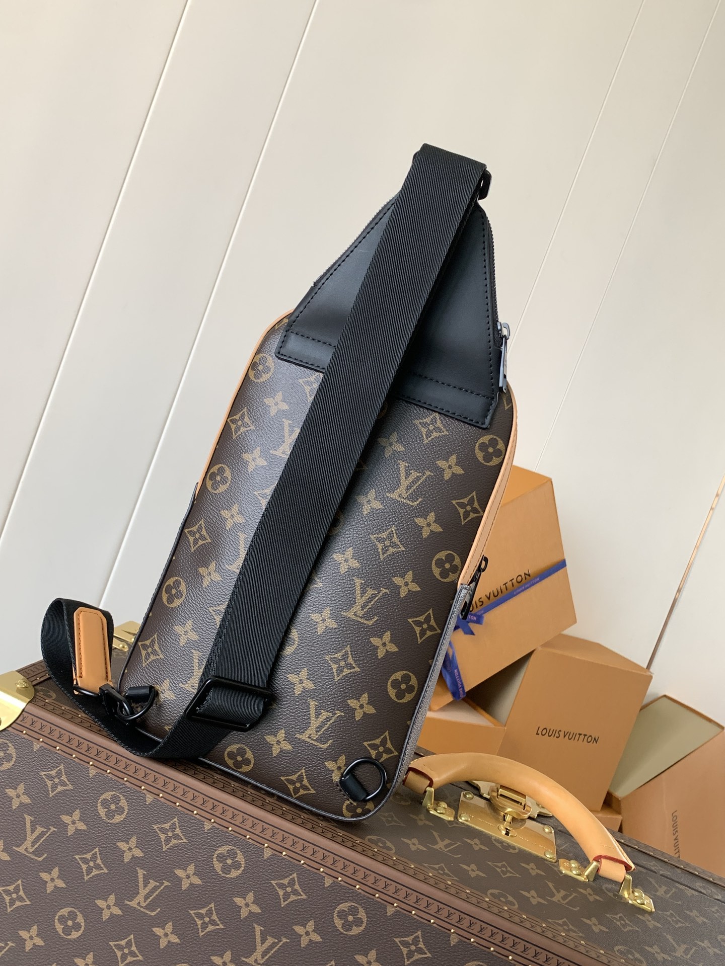 Variable Code Chip LV M47180 Avenue shoulder Bag. Monogram Macassar canvas and leather trim. Zipper front bag and top small zipp