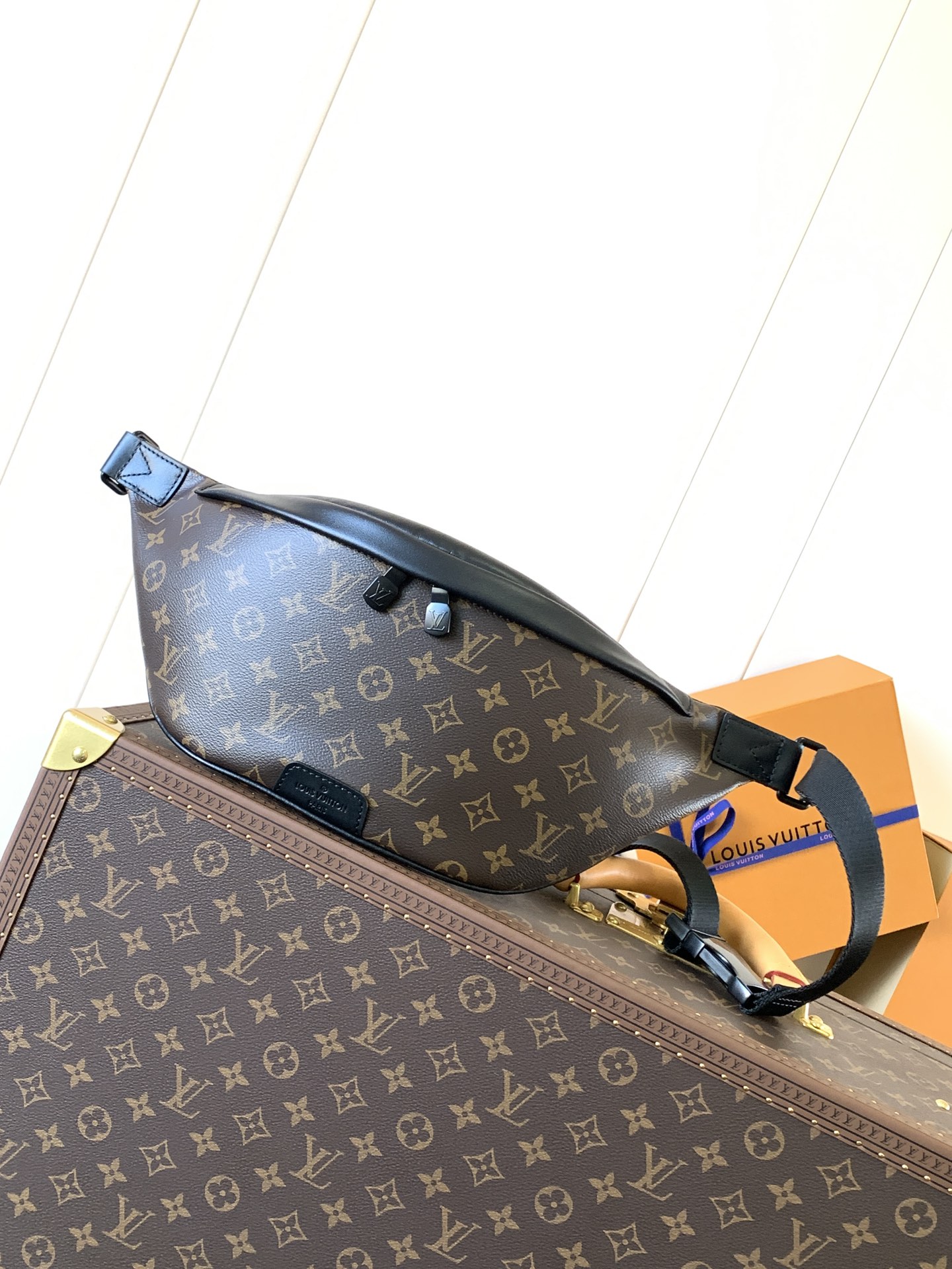 Louis Vuitton LV Discovery Waist Bag M44336