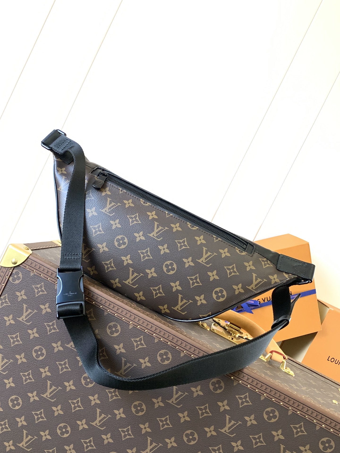 Louis Vuitton LV Discovery Waist Bag M44336