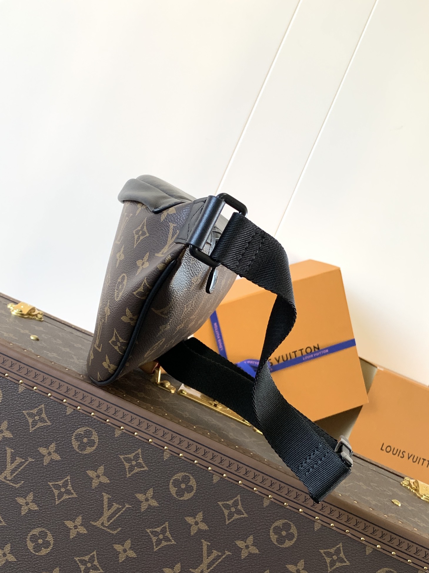 Louis Vuitton LV Discovery Waist Bag M44336