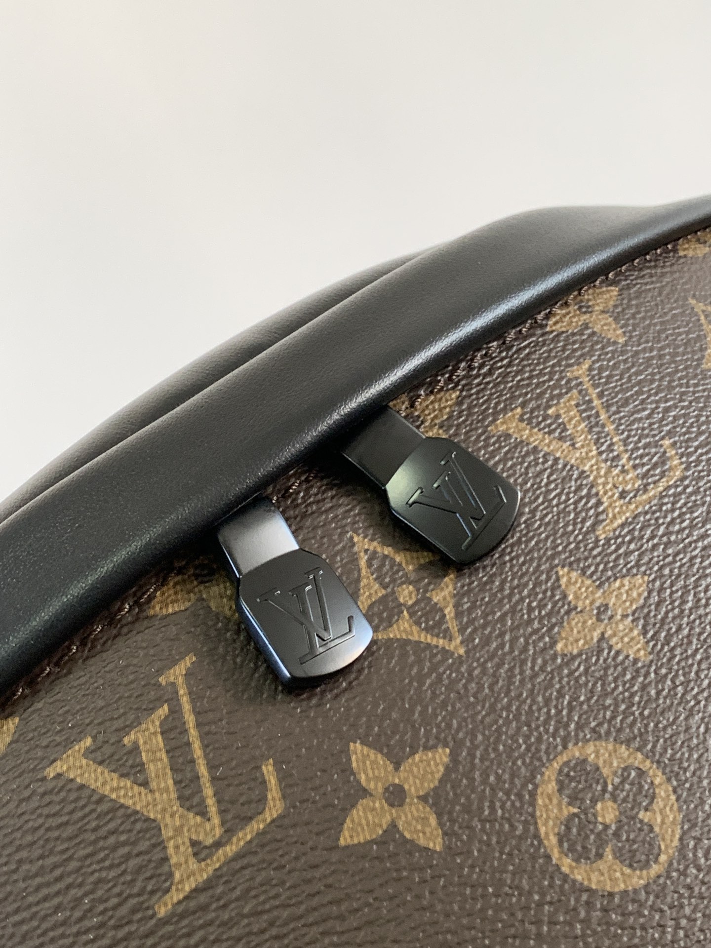 Louis Vuitton LV Discovery Waist Bag M44336