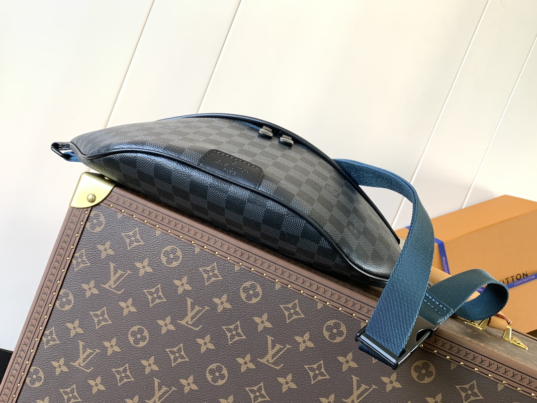 Louis Vuitton LV Discovery Waist Bag M40187 (Black Check)