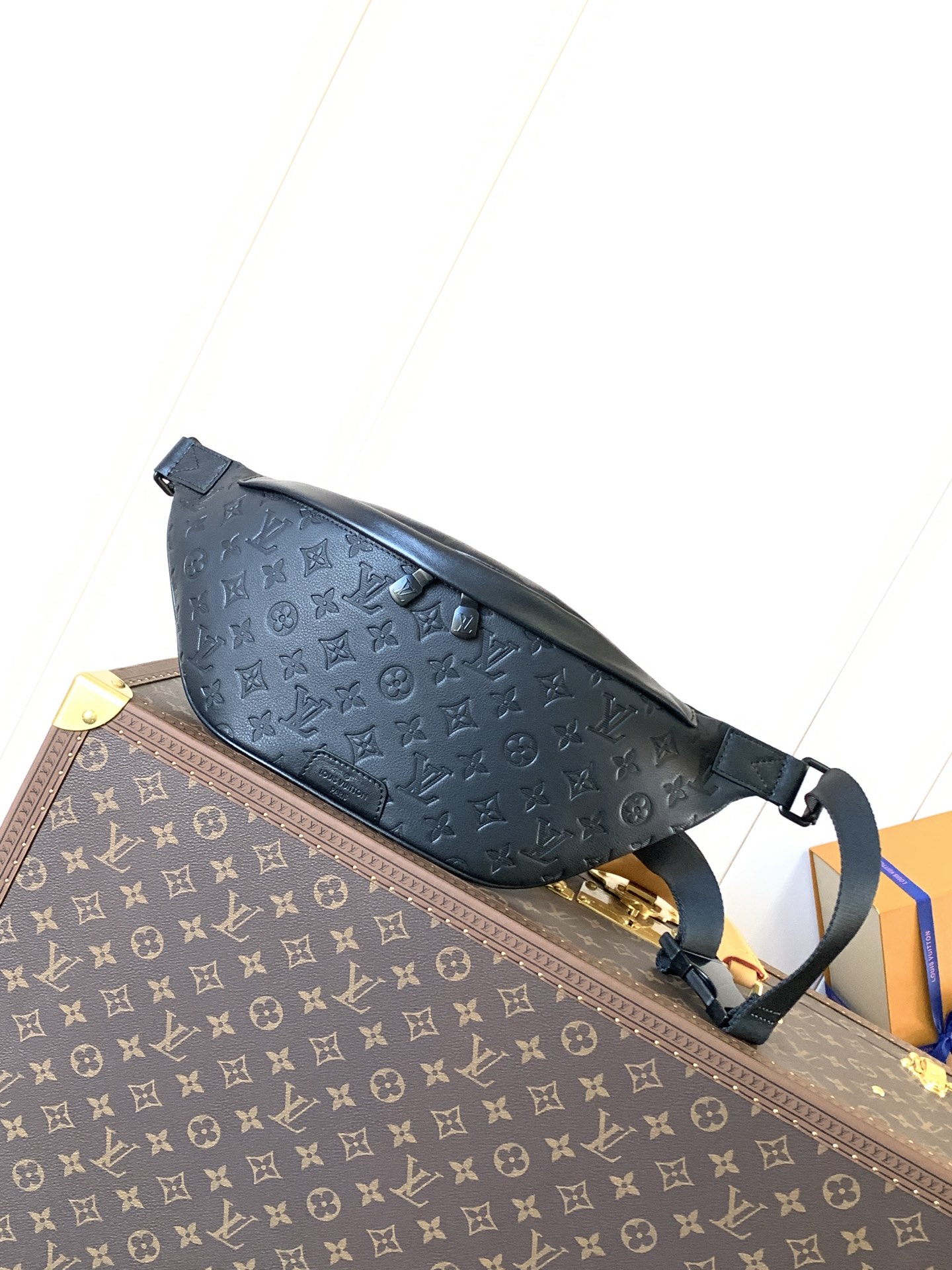 Louis Vuitton LV Discovery Waist Bag M44388 (Black Embossed)