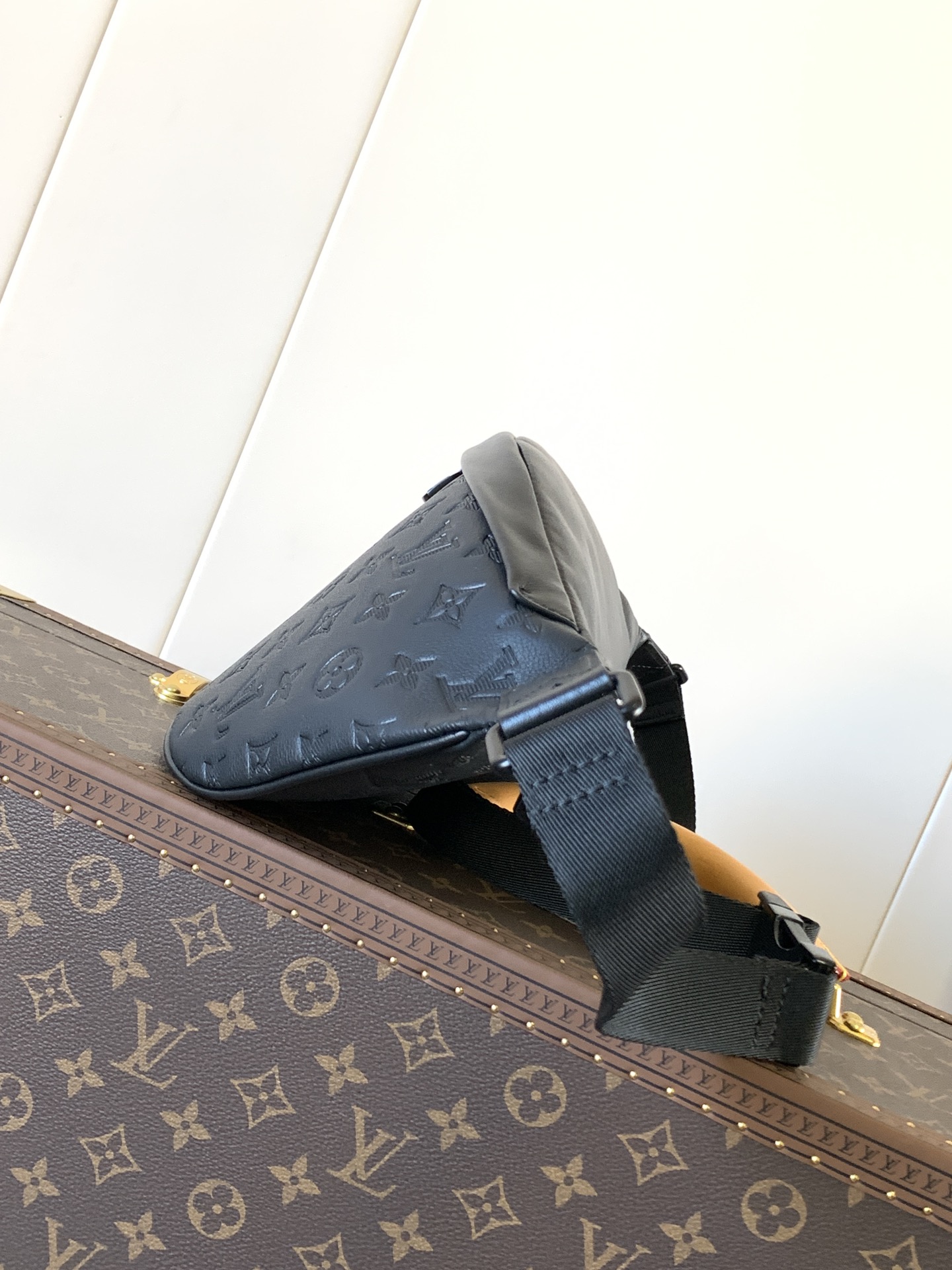 Louis Vuitton LV Discovery Waist Bag M44388 (Black Embossed)