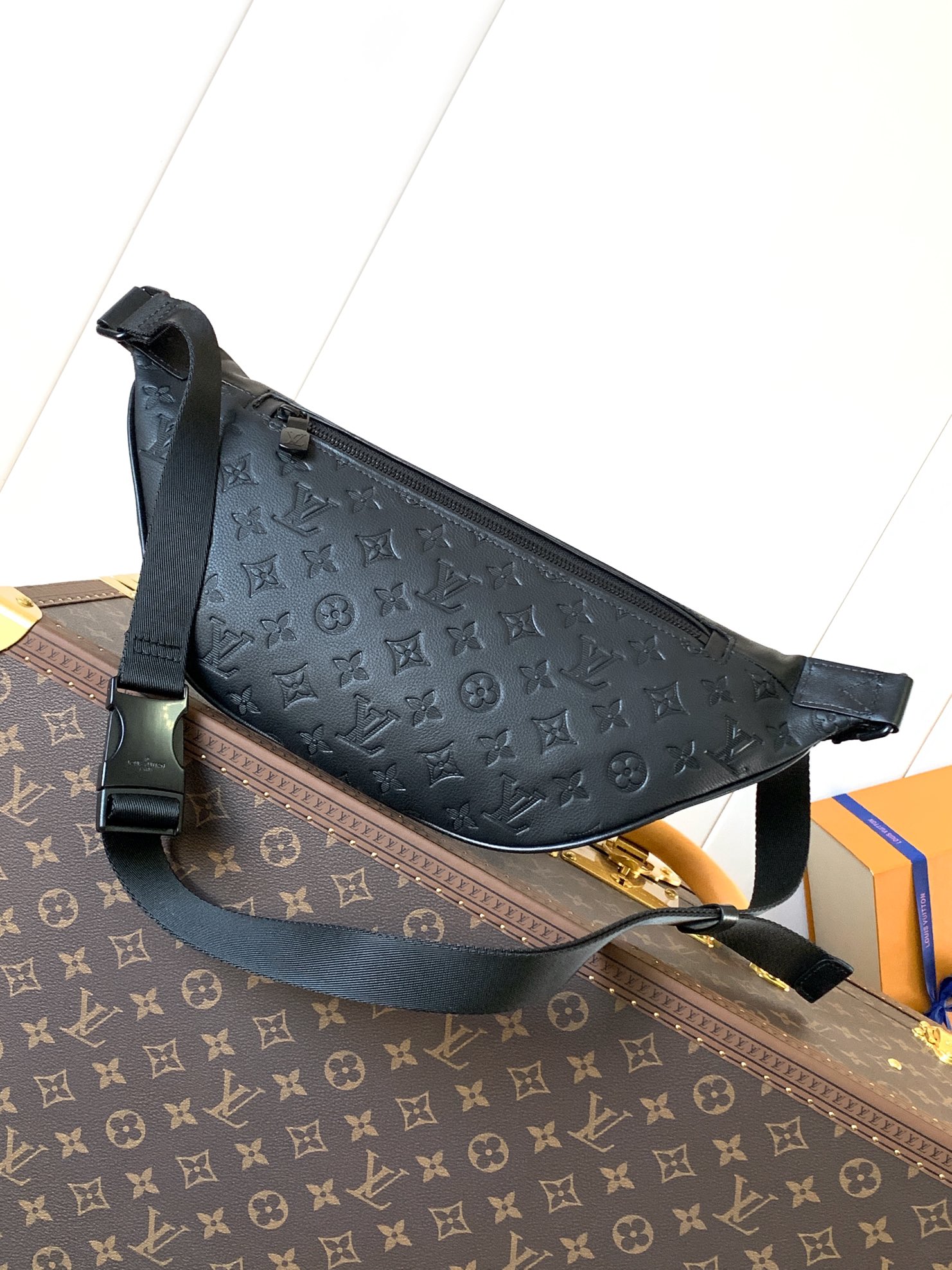 Louis Vuitton LV Discovery Waist Bag M44388 (Black Embossed)