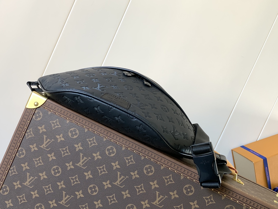 Louis Vuitton LV Discovery Waist Bag M44388 (Black Embossed)