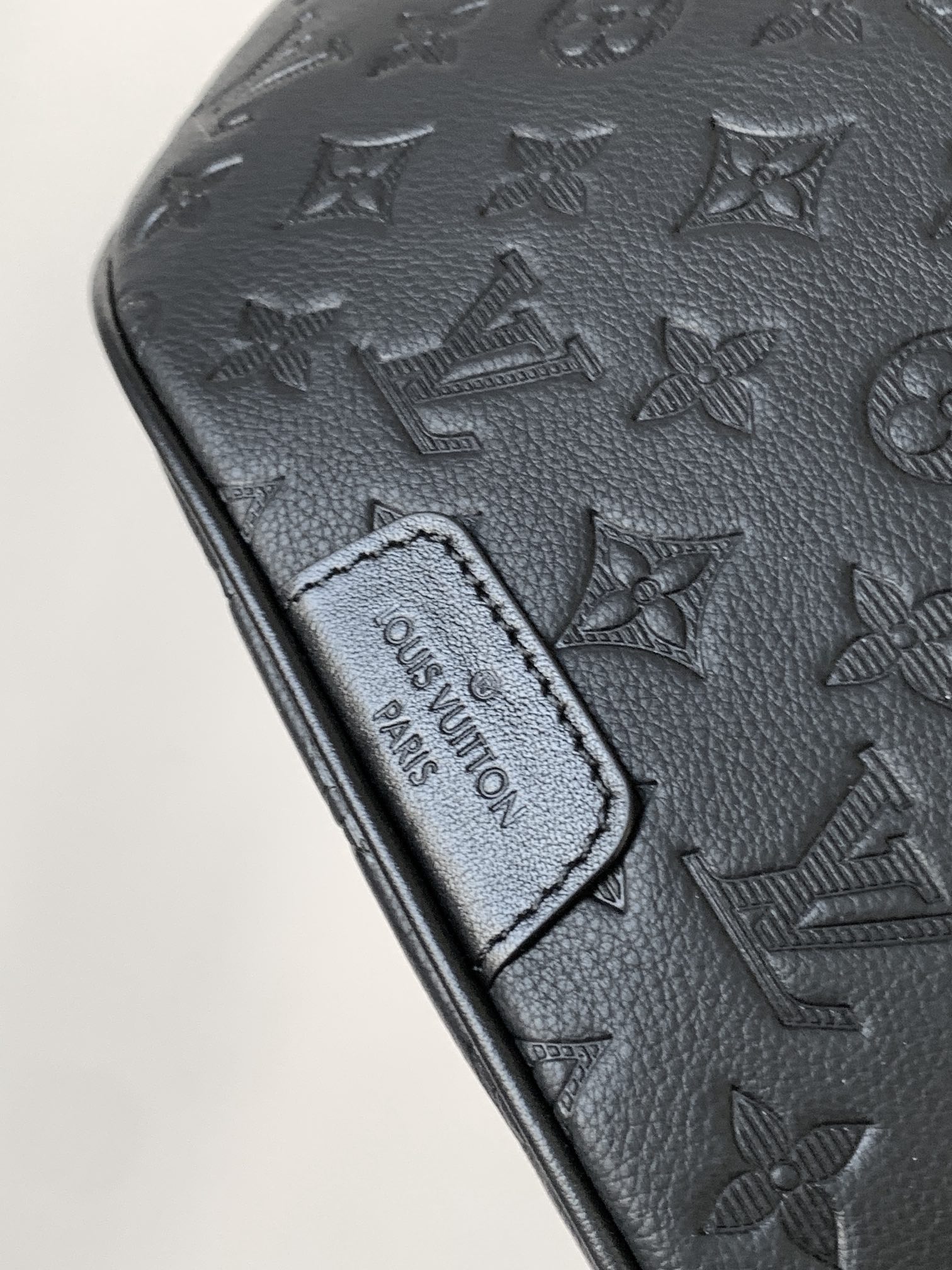 Louis Vuitton LV Discovery Waist Bag M44388 (Black Embossed)