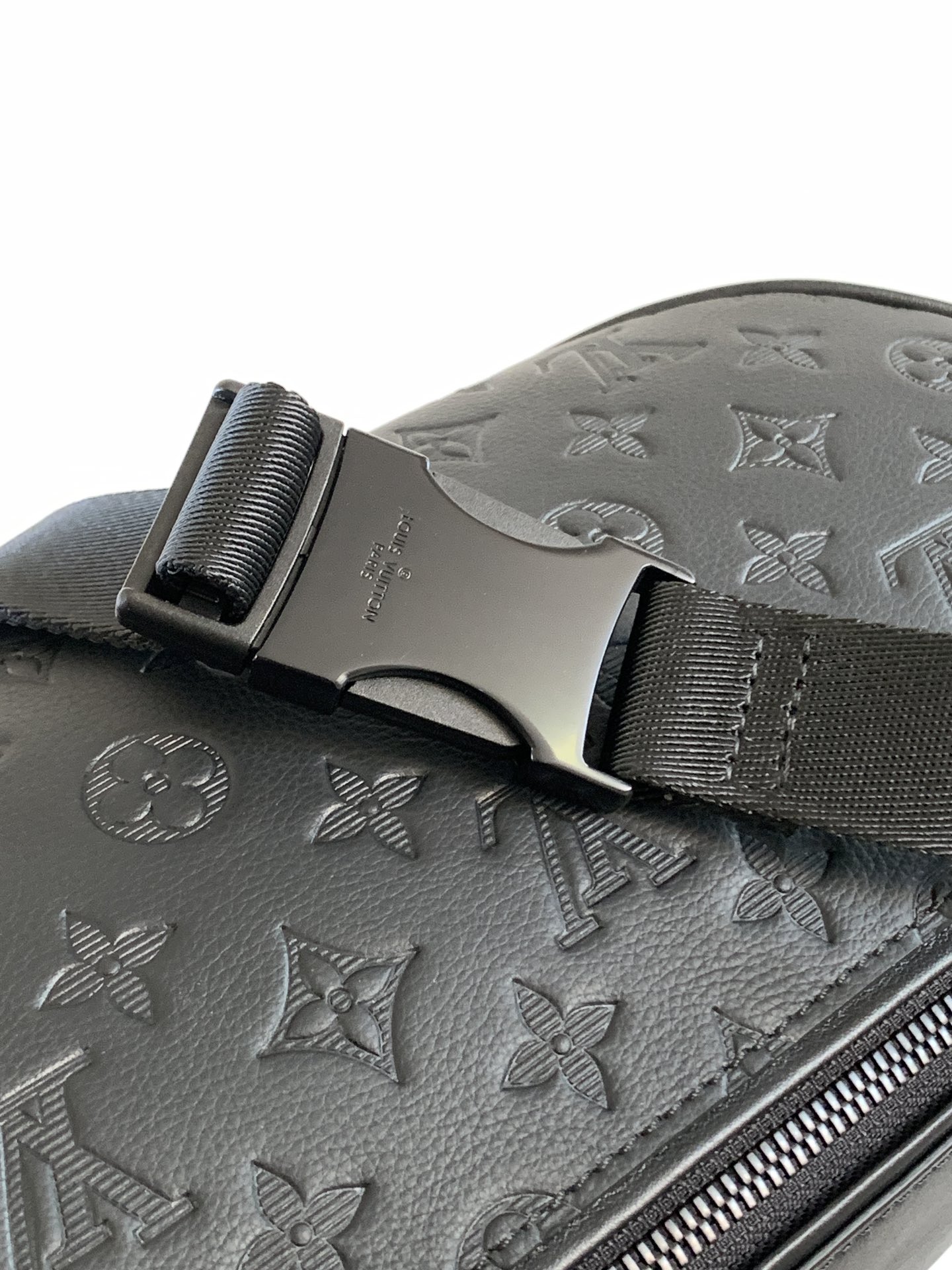 Louis Vuitton LV Discovery Waist Bag M44388 (Black Embossed)