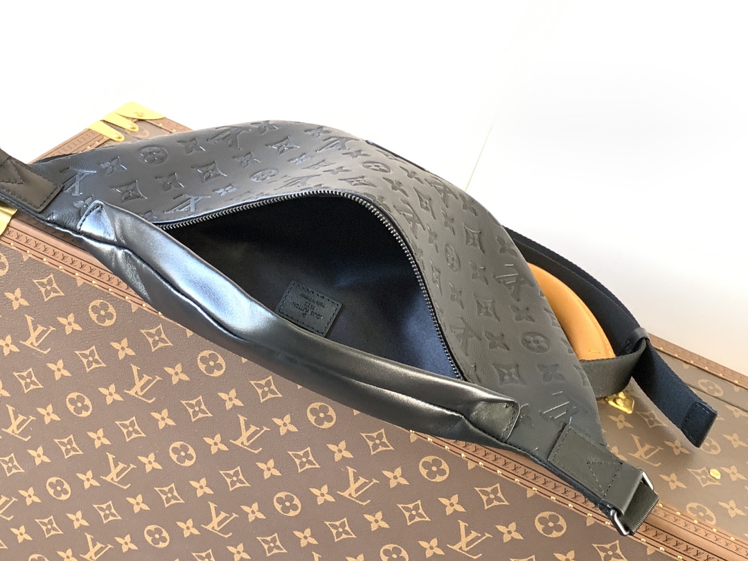 Louis Vuitton LV Discovery Waist Bag M44388 (Black Embossed)