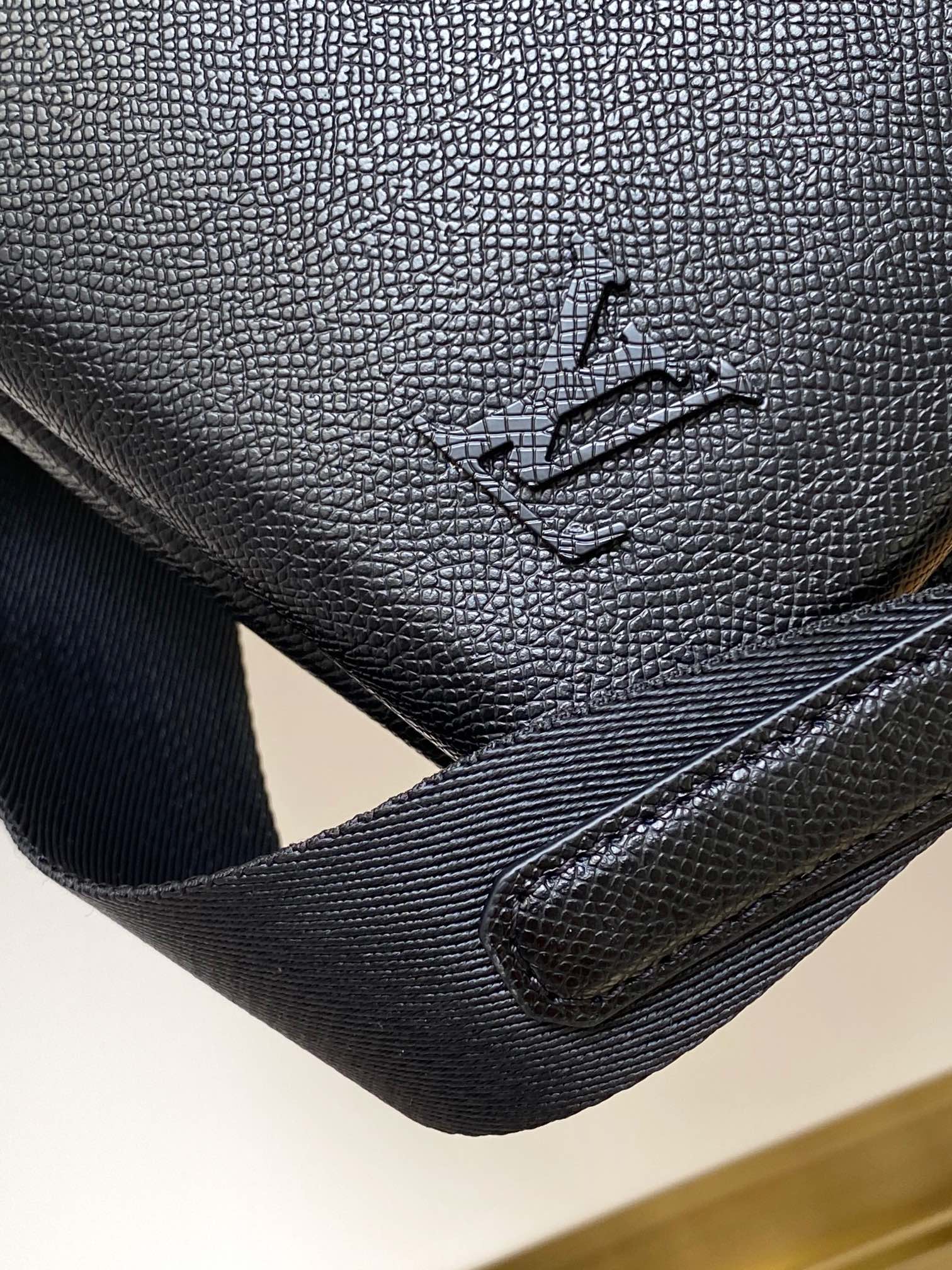 M11657 Ta?ga Leather Avenue Messenger Bag by Louis Vuitton LV