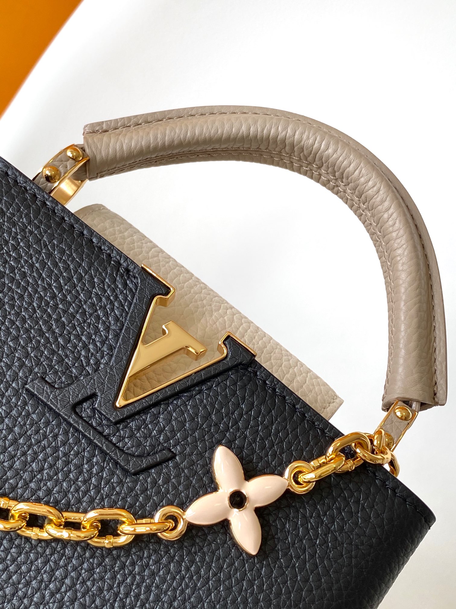 M25386 Capucines Medium Handbag by Louis Vuitton LV - Black Dynamic Code