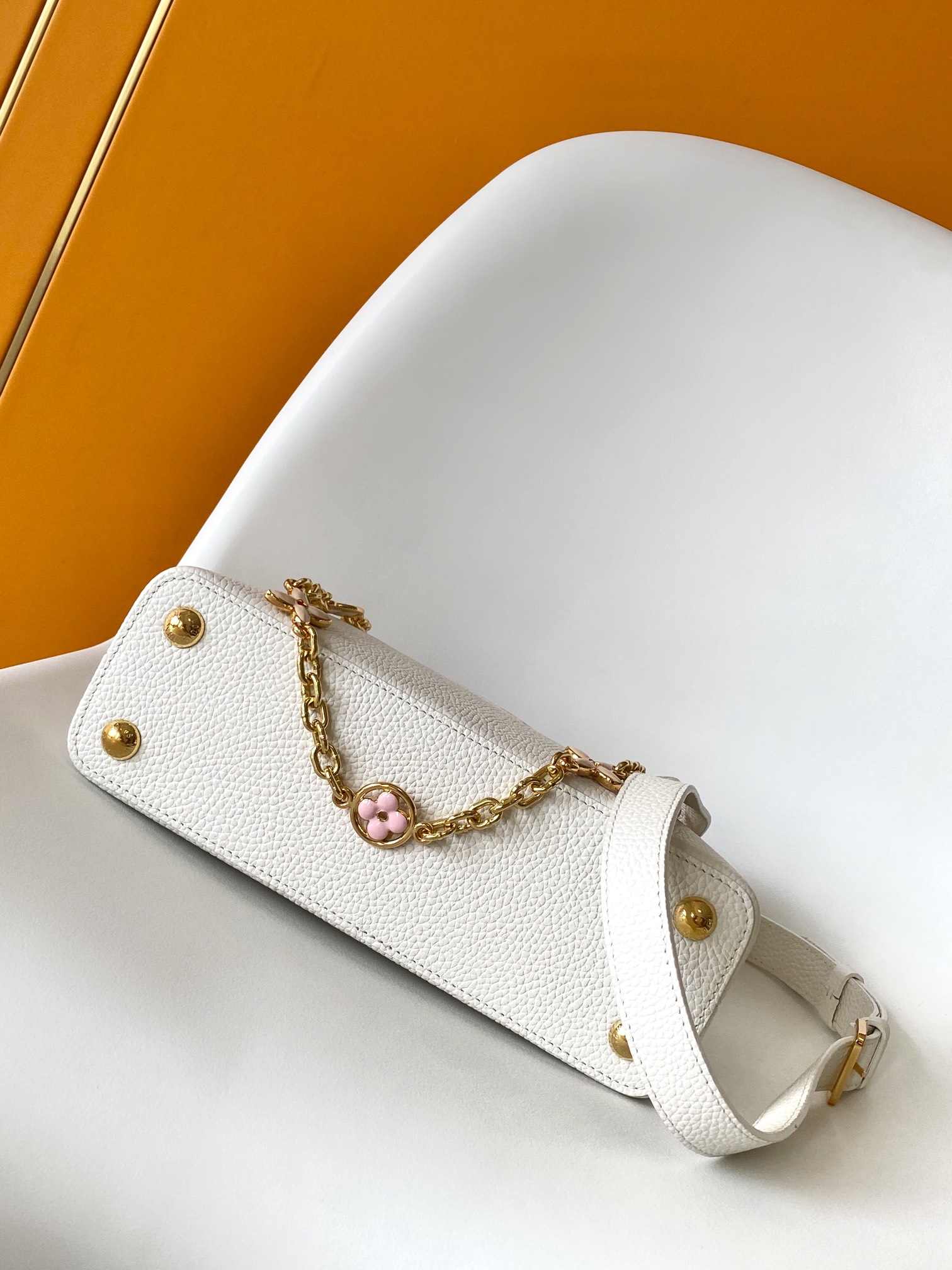 M11343 Capucines Medium Handbag by Louis Vuitton LV - White Dynamic Code