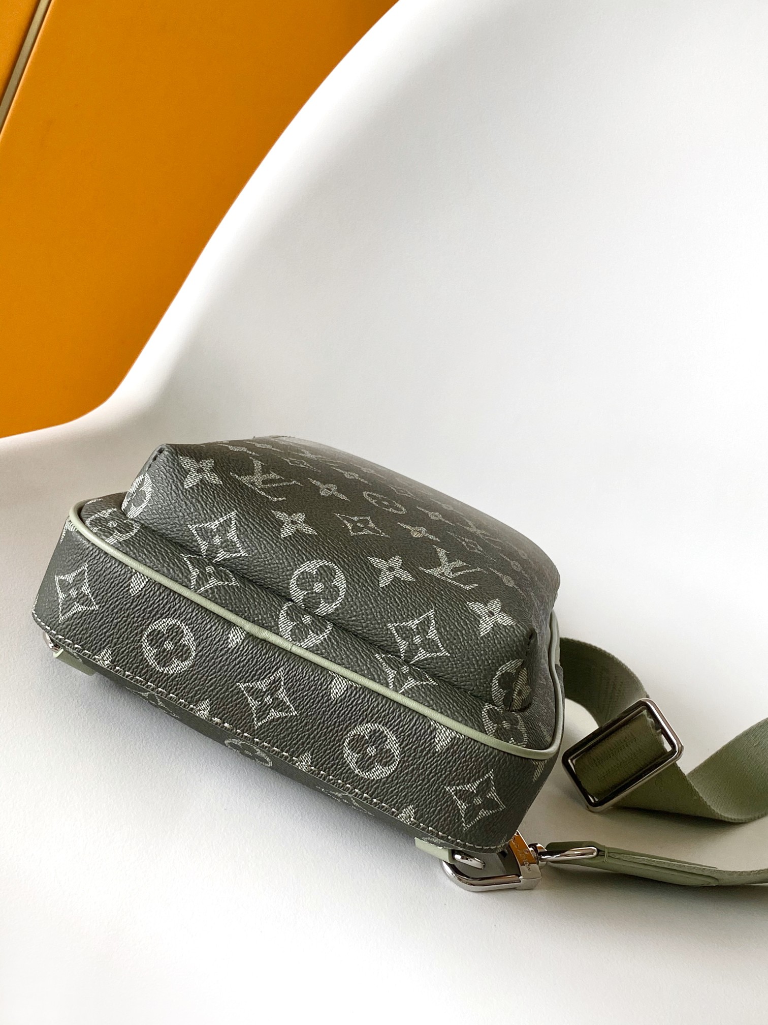 M11702 Avenue Shoulder Bag by Louis Vuitton LV - Damier Graphite