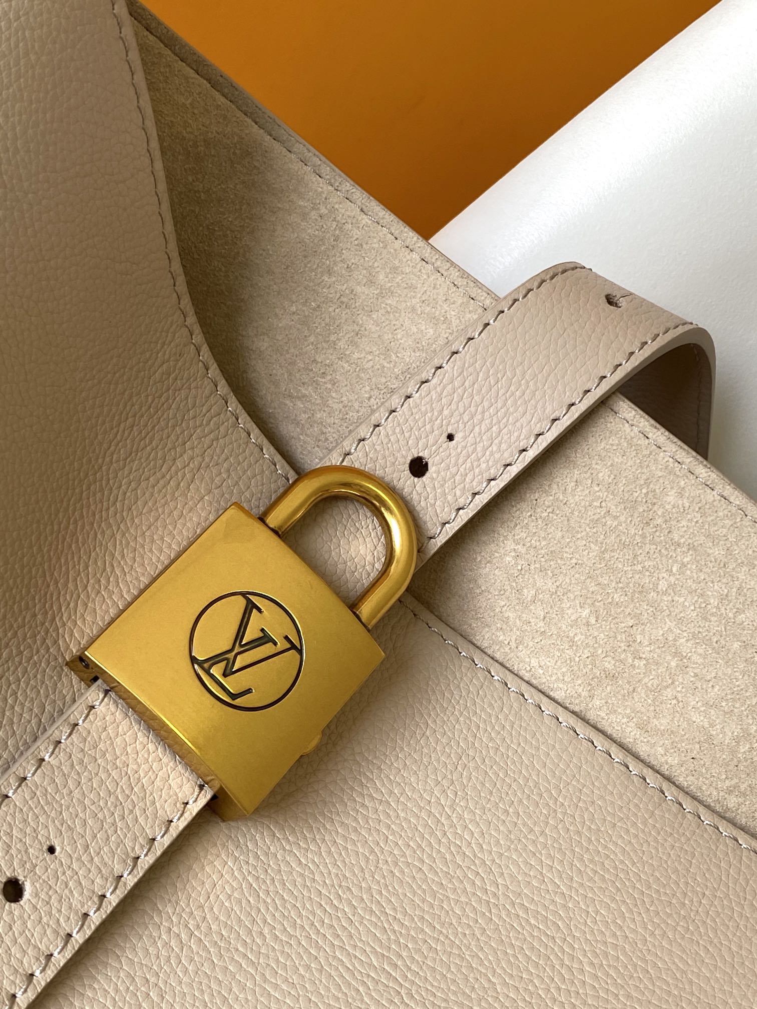  Louis Vuitton LV  Low Key Cabas Medium Bag - M25343 Cream