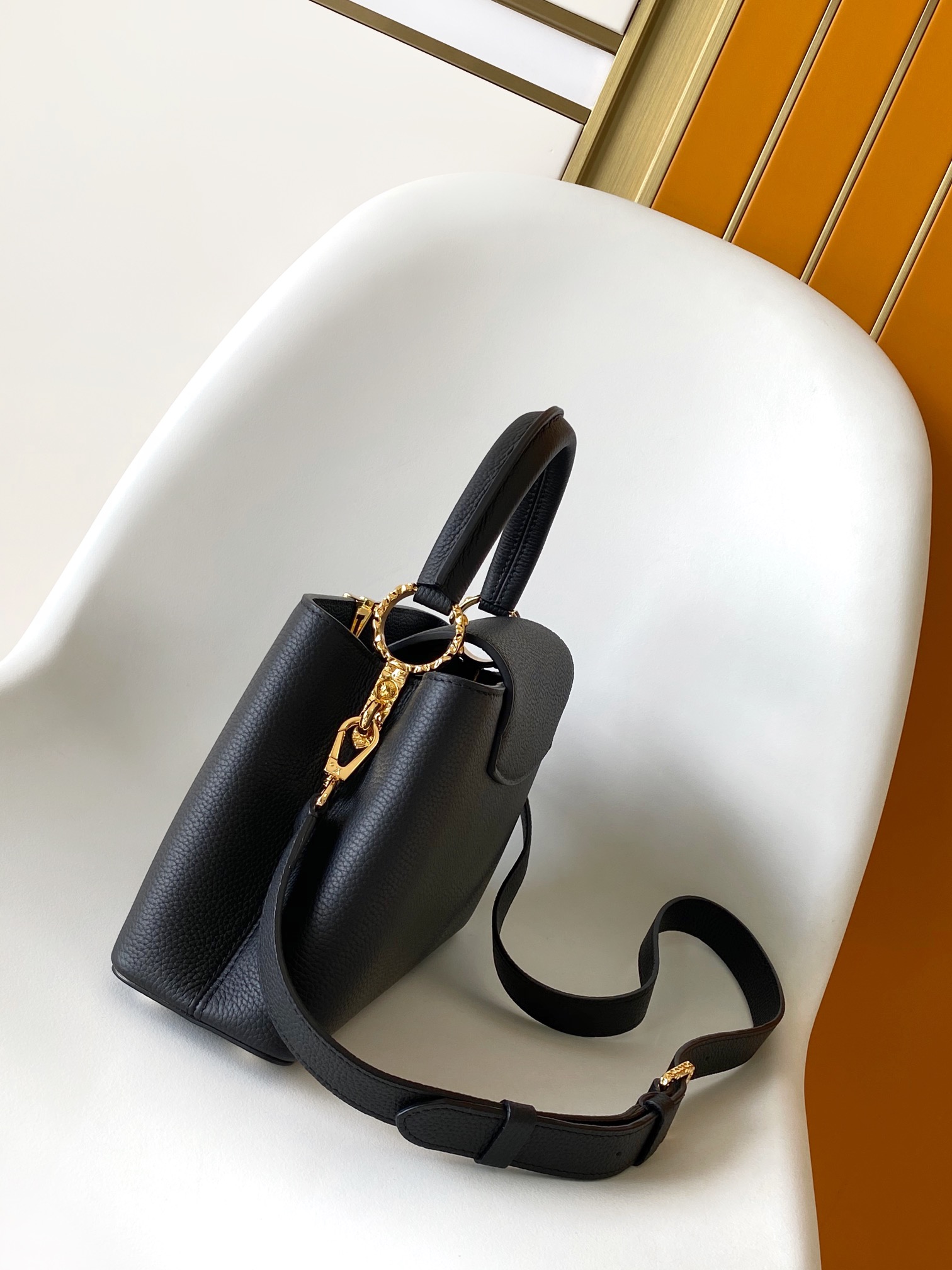  Louis Vuitton LV M24664 Capucines East West Mini Handbag in Black