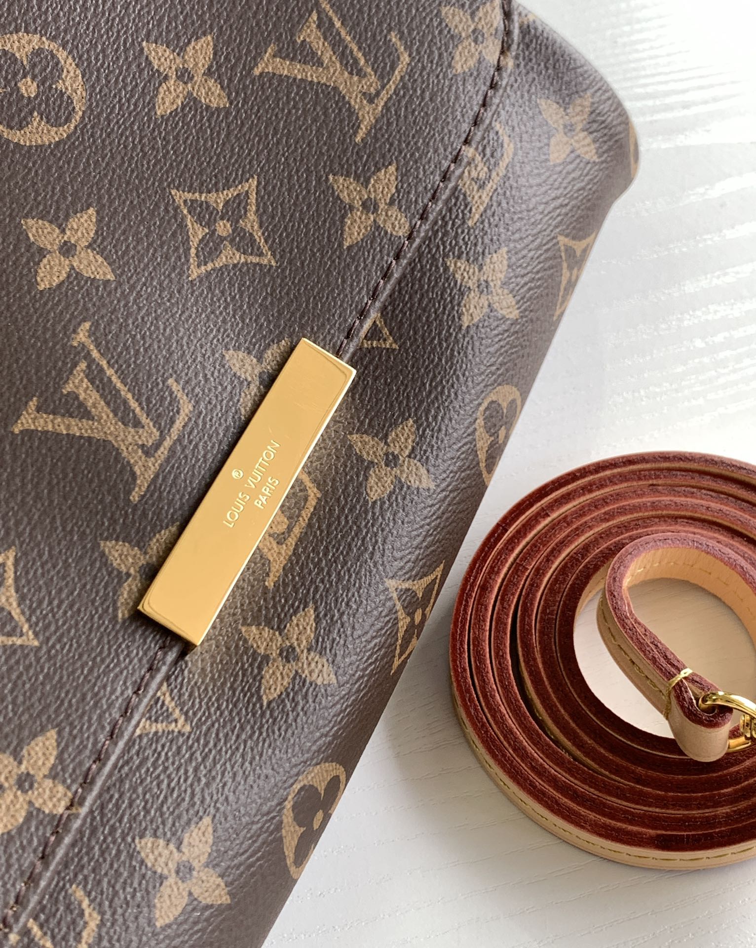 Louis Vuitton  LV Favorite MM Handbag - M40718 Monogram