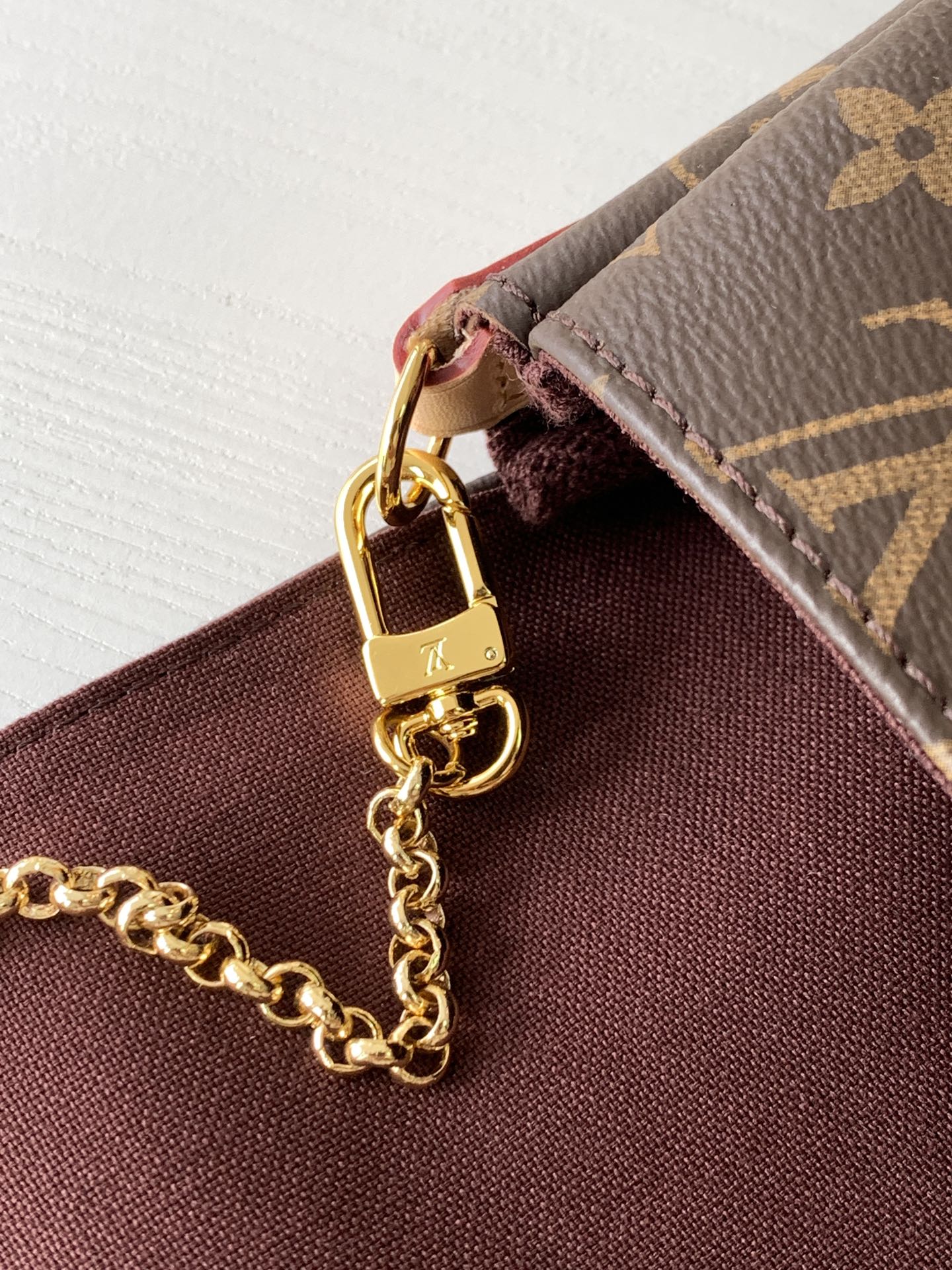 Louis Vuitton  LV Favorite MM Handbag - M40718 Monogram