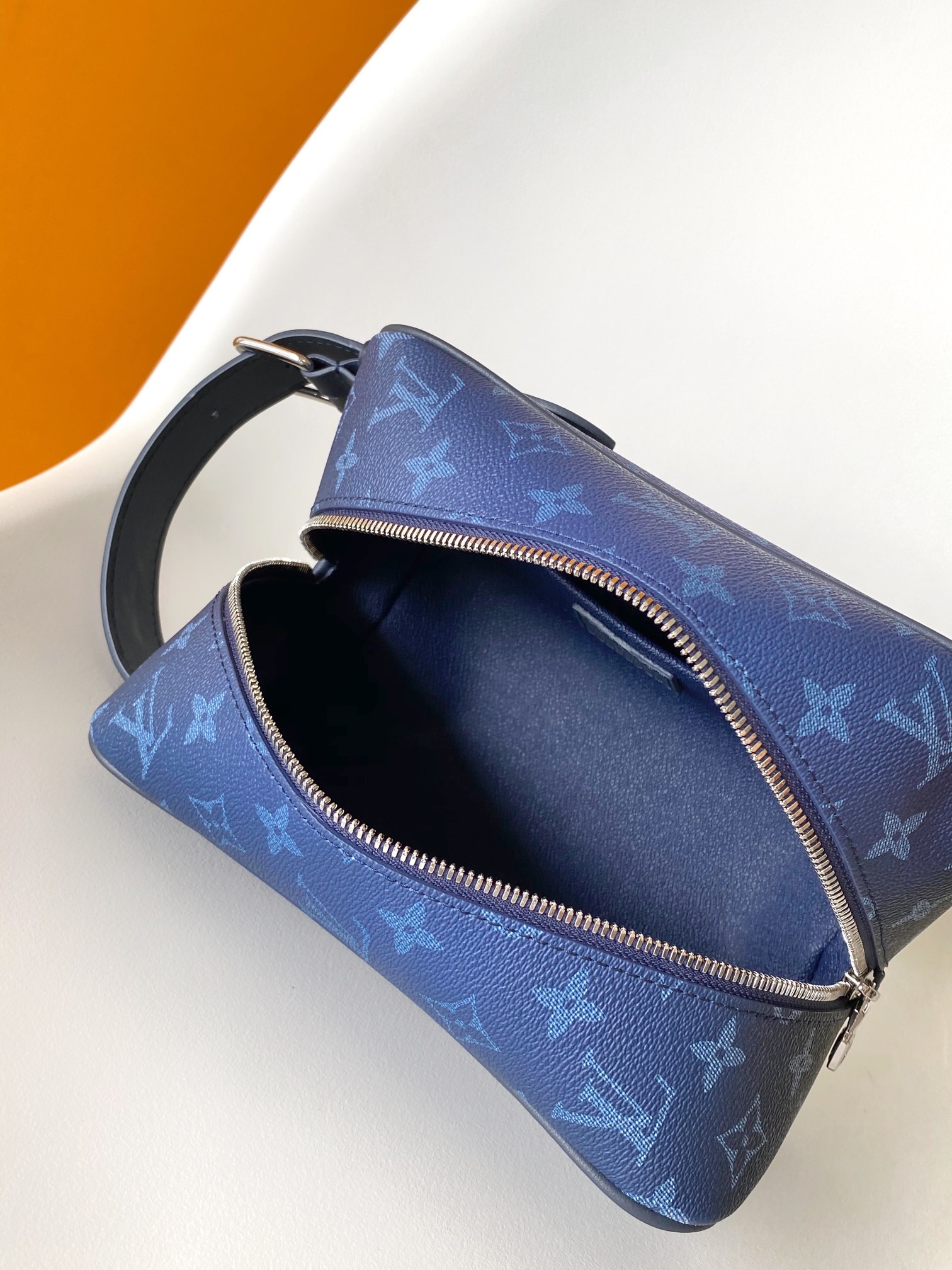 Louis Vuitton LV M11559 Gradient Blue Locker Dopp Kit