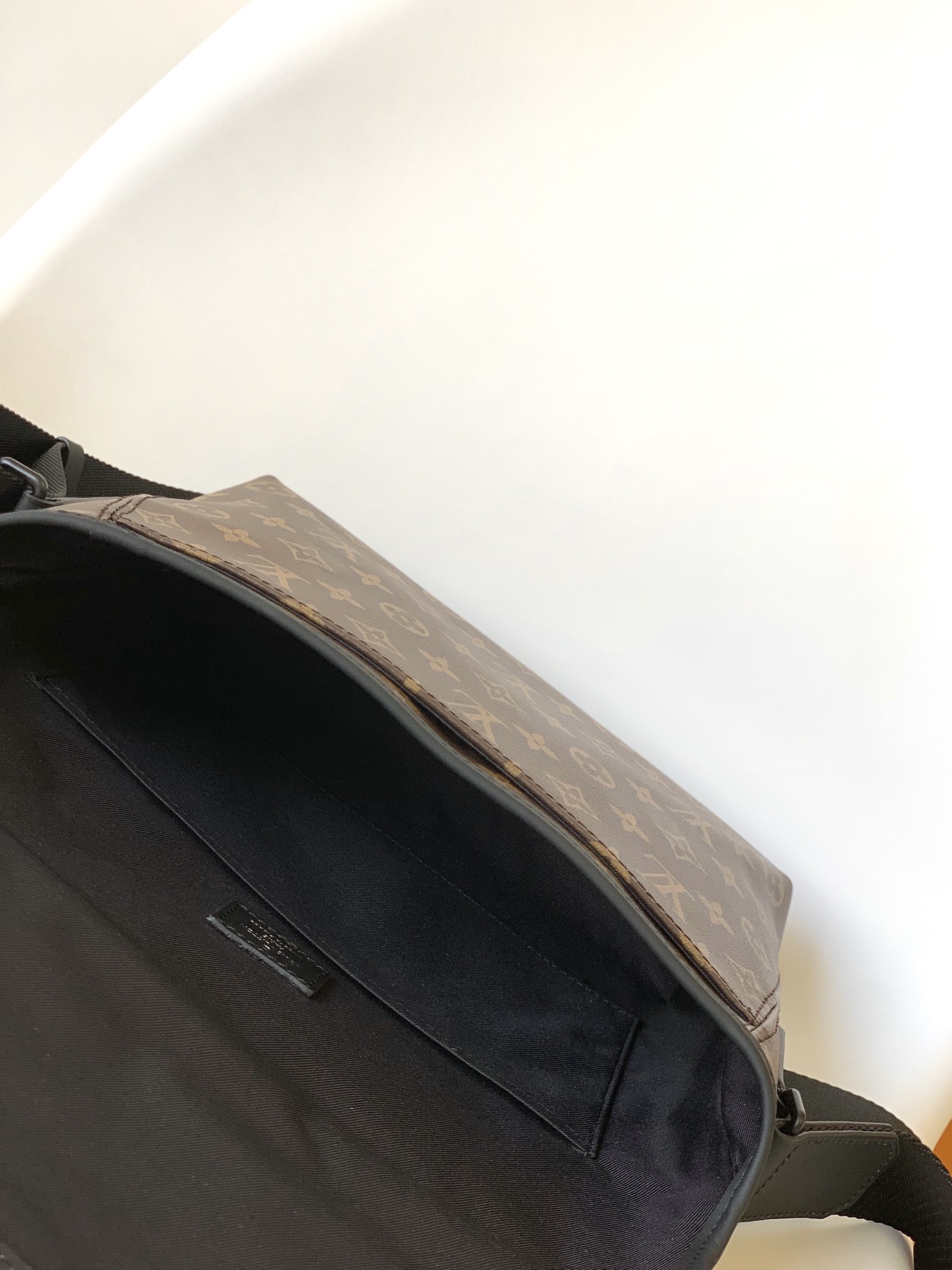 Louis Vuitton LV Magnetic Messenger Bag M45557