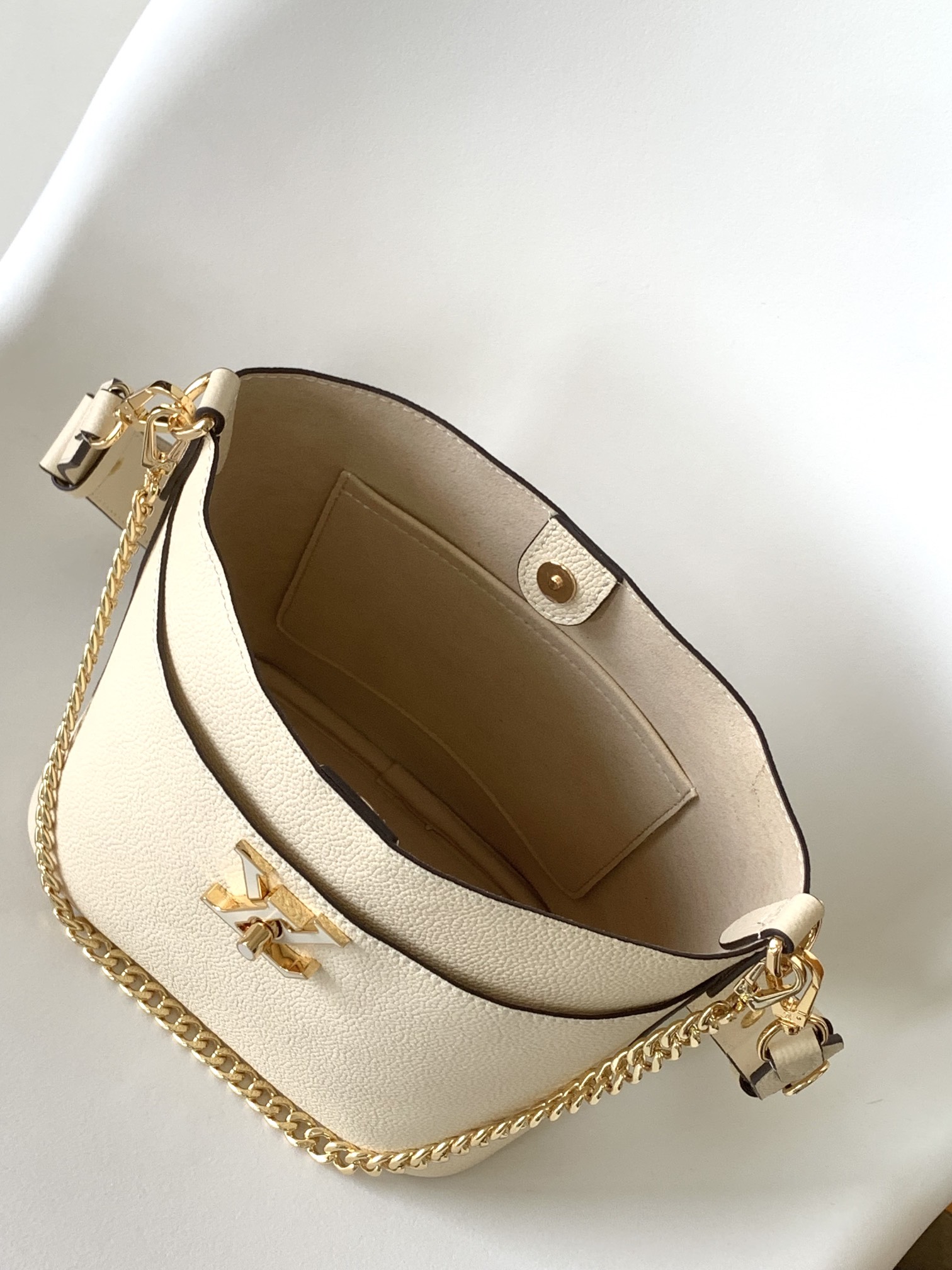 Louis Vuitton LV M24638 Lock and Walk Bucket Bag in White