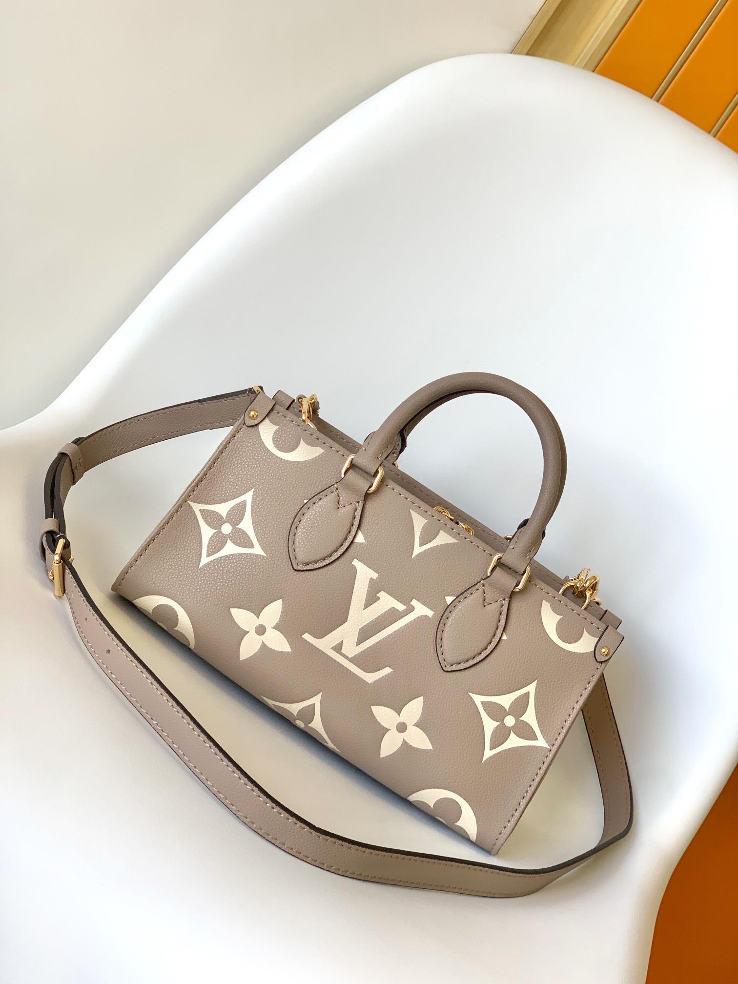 Louis Vuitton LV M23641 OnTheGo Small Handbag in Gray