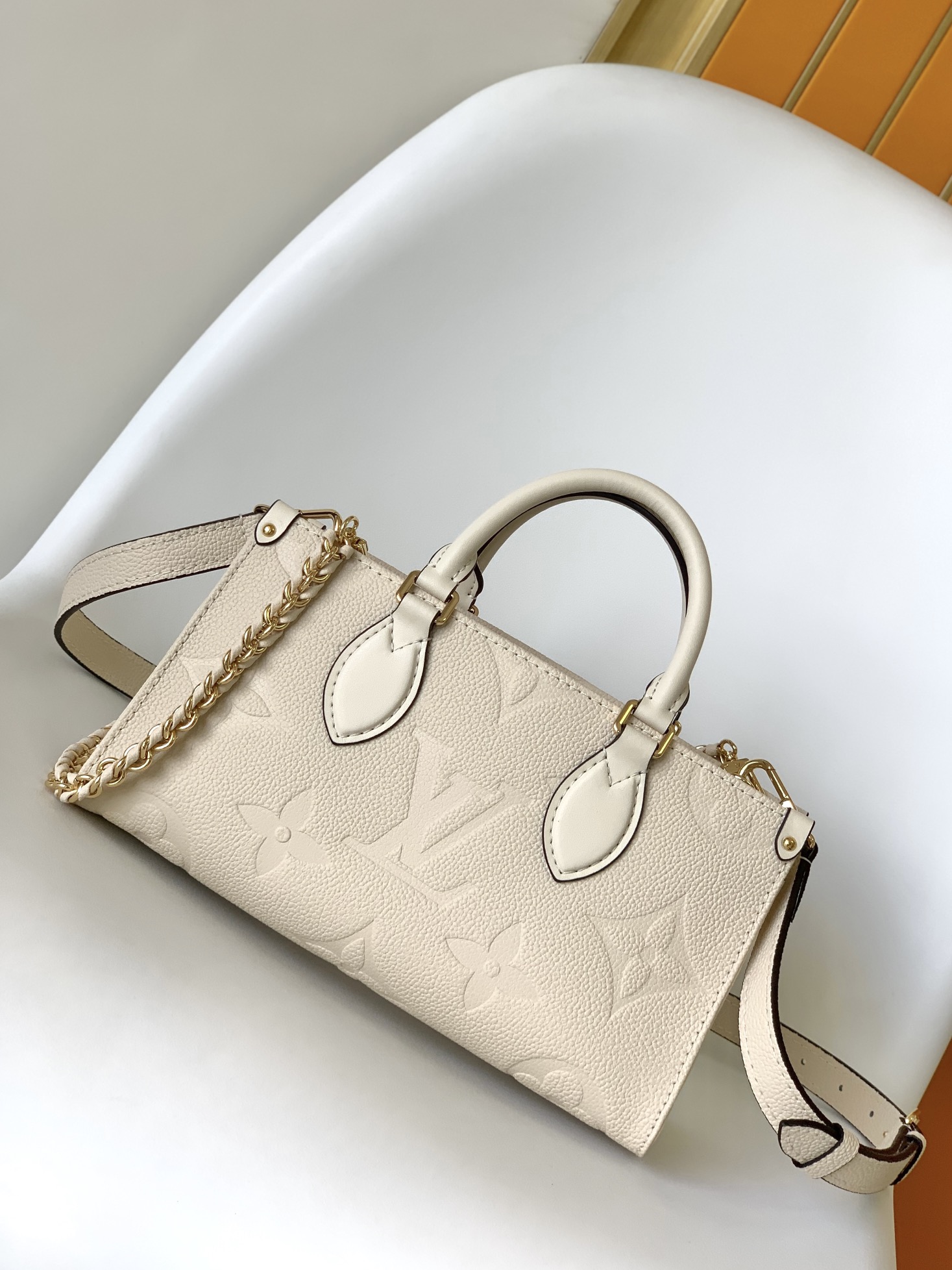 Louis Vuitton LV M23698 OnTheGo Small Handbag in White