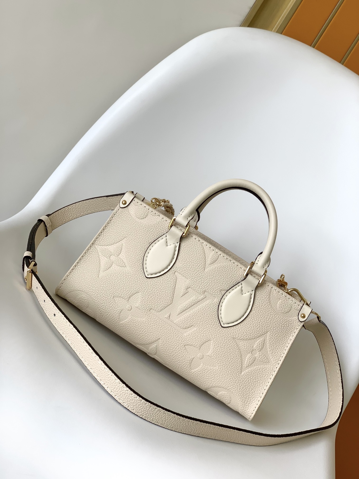 Louis Vuitton LV M23698 OnTheGo Small Handbag in White