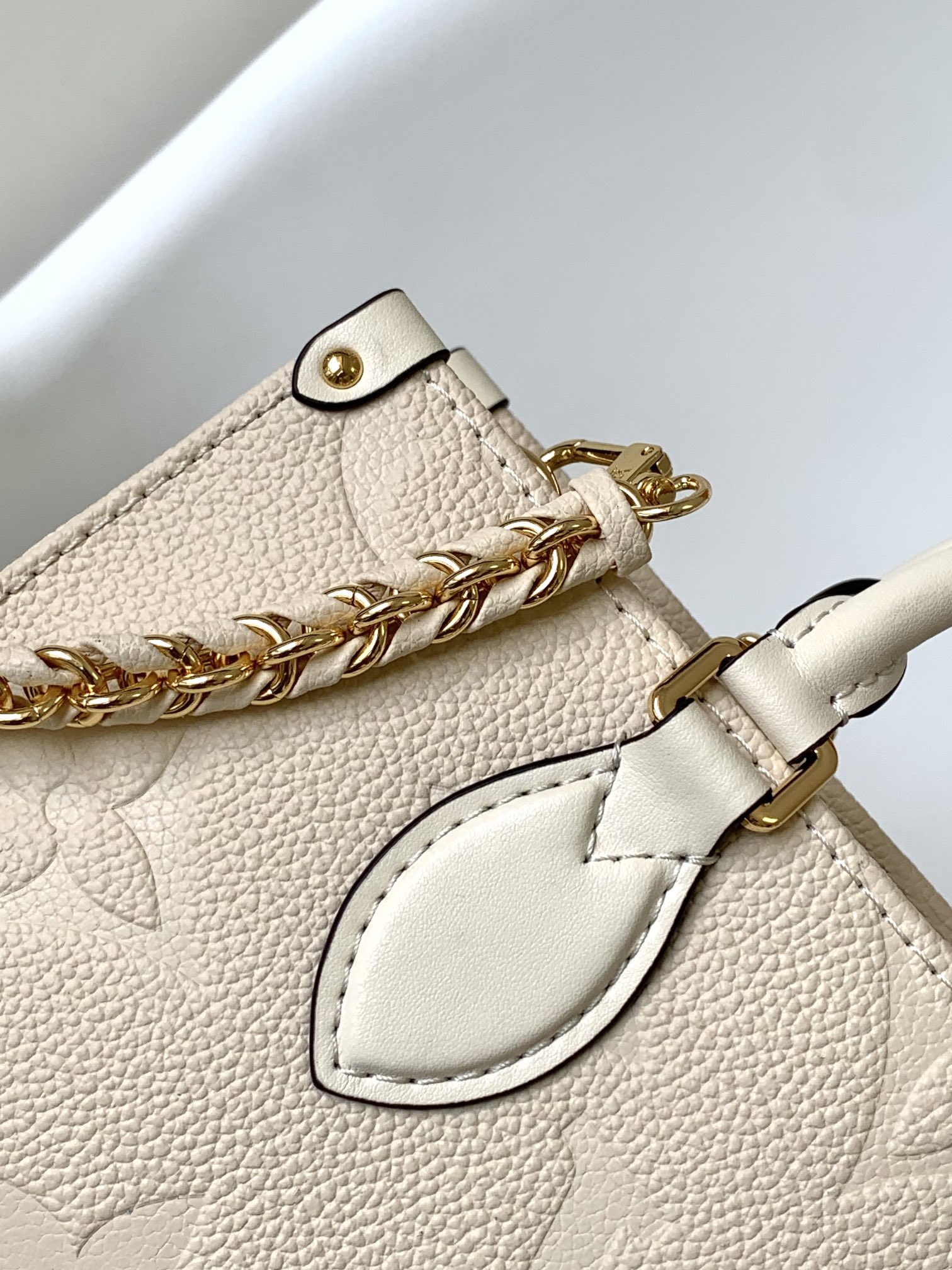 Louis Vuitton LV M23698 OnTheGo Small Handbag in White