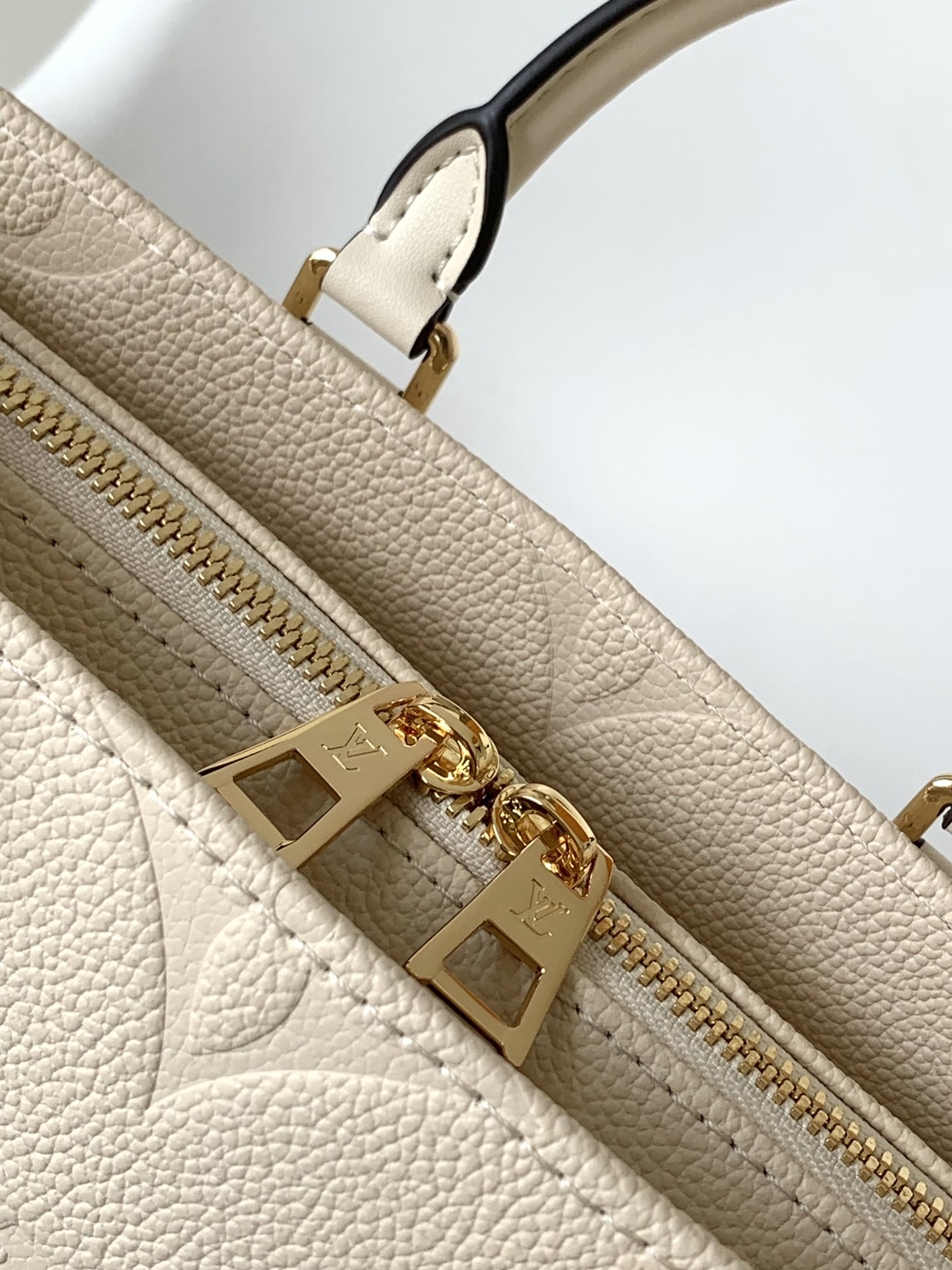 Louis Vuitton LV M23698 OnTheGo Small Handbag in White