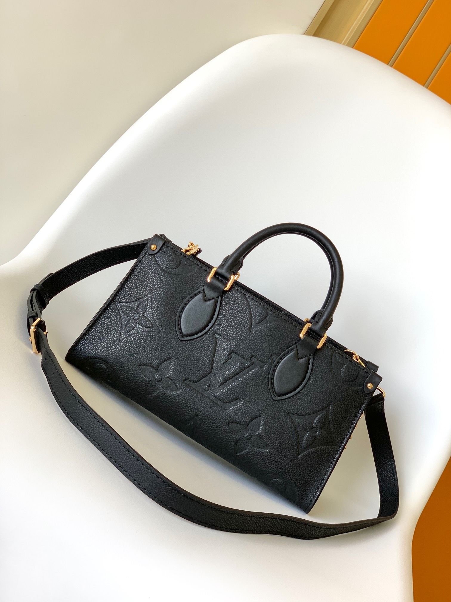 Louis Vuitton LV M23640 OnTheGo Small Handbag in Black