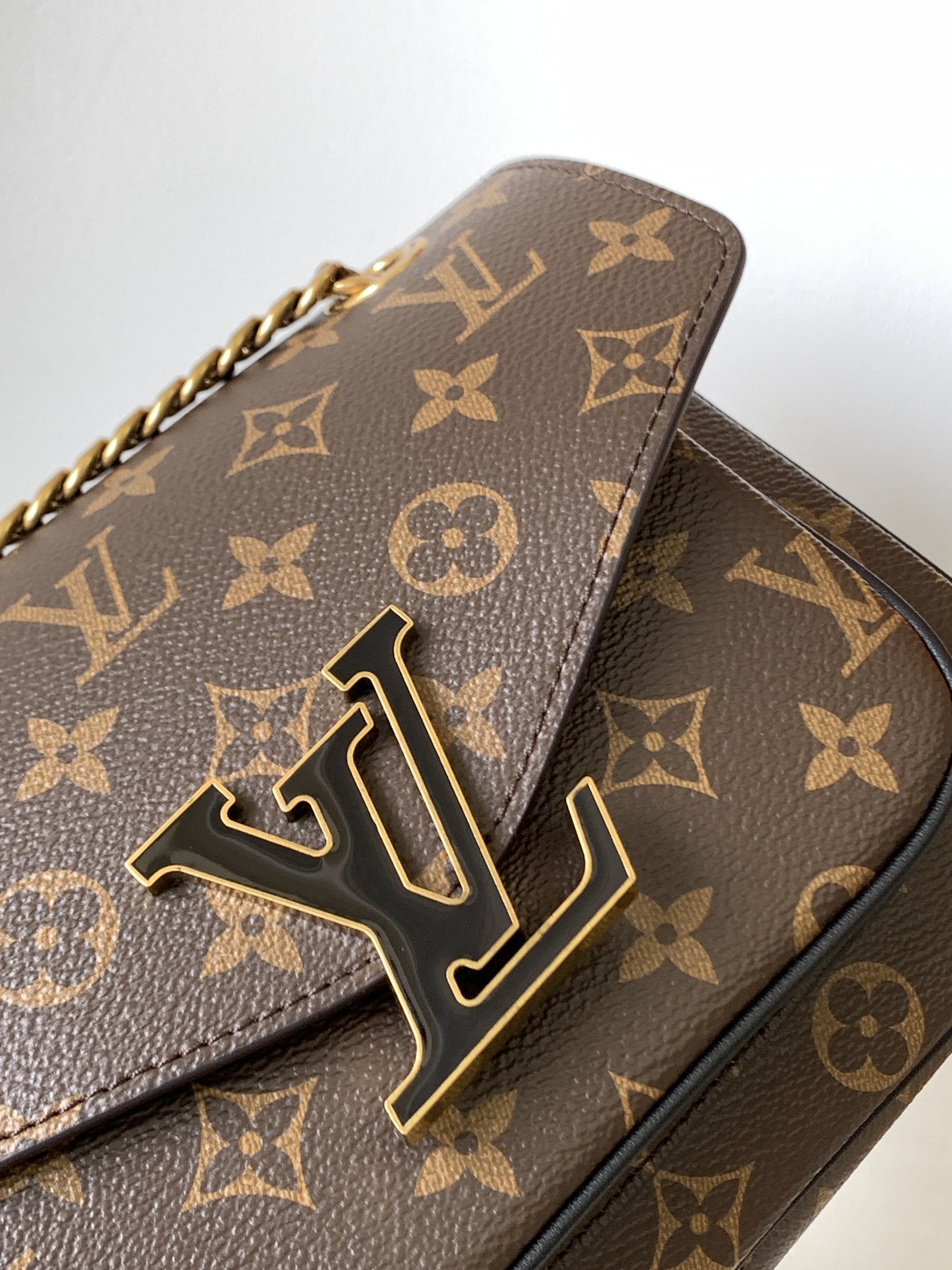 Louis Vuitton LV M45592 NeoMonceau Handbag with Dynamic Chip