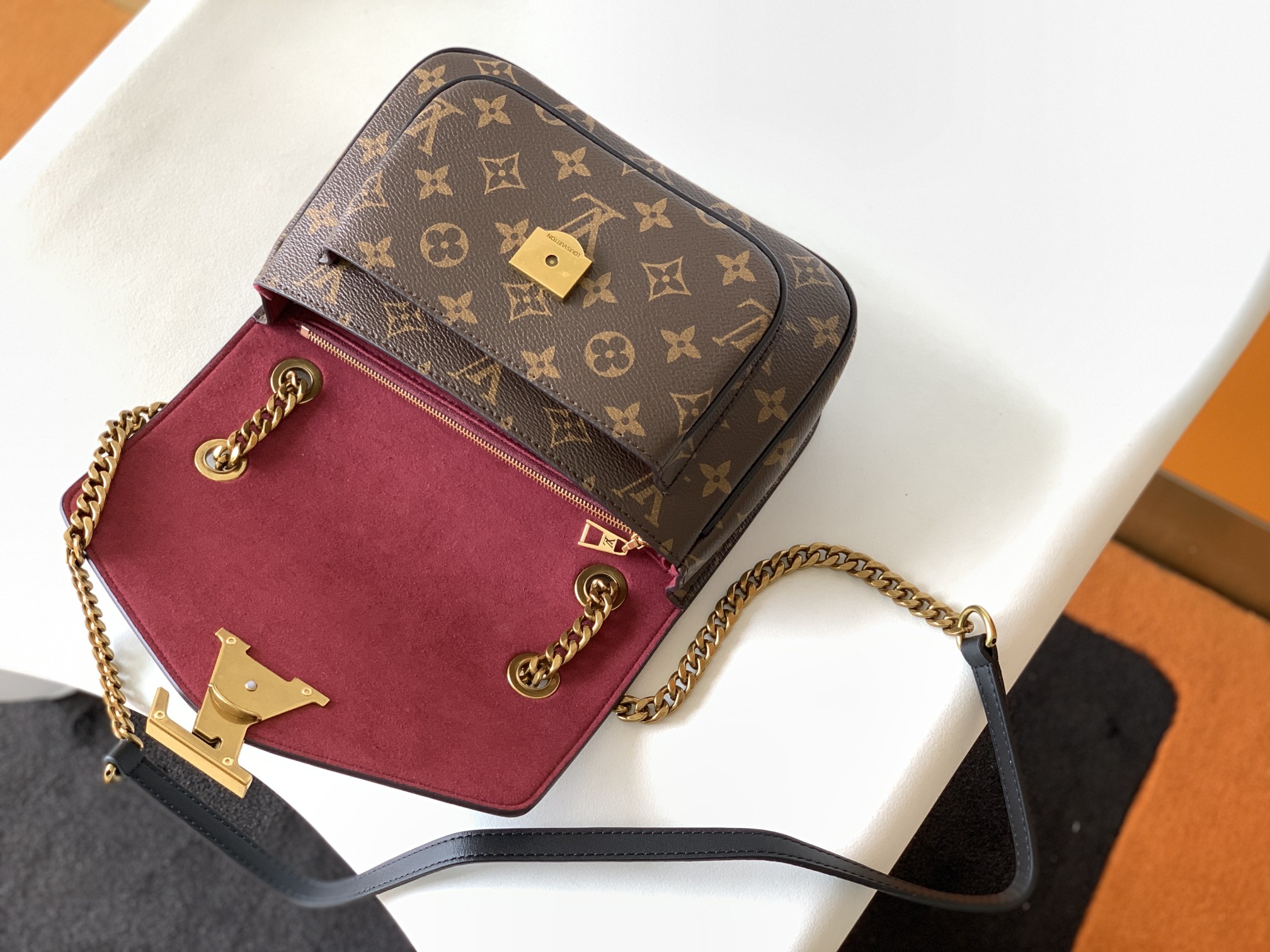 Louis Vuitton LV M45592 NeoMonceau Handbag with Dynamic Chip